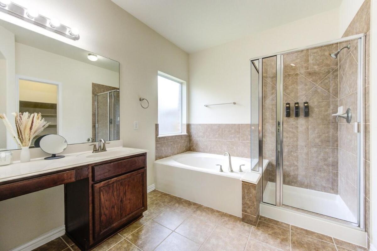 Elegant Retreat at Katy Houston, 2330 sf, 4 Bedroom 2 and Half Baths, Game Room, King Bed, BBQ, Located near Katy Asian Town, Typhoon Waterpark