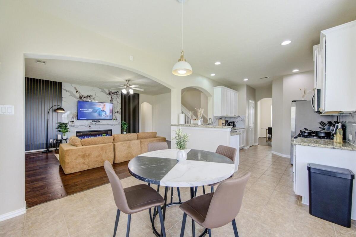 Elegant Retreat at Katy Houston, 2330 sf, 4 Bedroom 2 and Half Baths, Game Room, King Bed, BBQ, Located near Katy Asian Town, Typhoon Waterpark