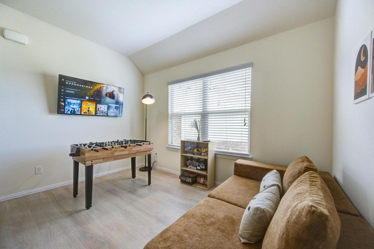 Elegant Retreat at Katy Houston, 2330 sf, 4 Bedroom 2 and Half Baths, Game Room, King Bed, BBQ, Located near Katy Asian Town, Typhoon Waterpark