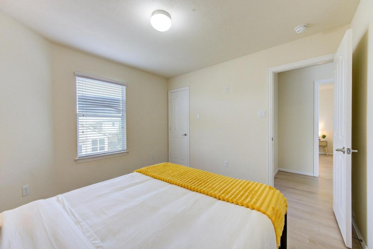 Elegant Retreat at Katy Houston, 2330 sf, 4 Bedroom 2 and Half Baths, Game Room, King Bed, BBQ, Located near Katy Asian Town, Typhoon Waterpark