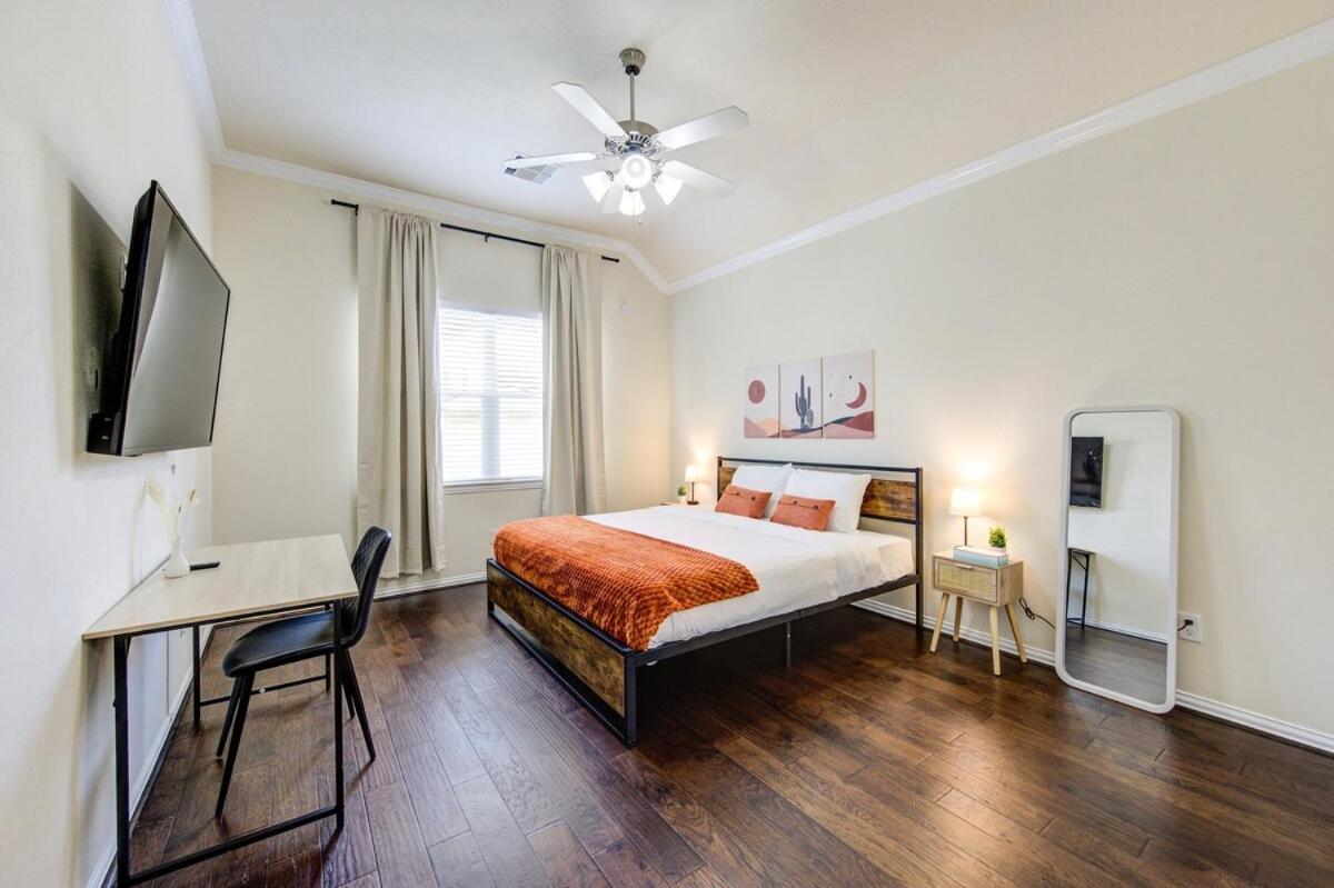 Elegant Retreat at Katy Houston, 2330 sf, 4 Bedroom 2 and Half Baths, Game Room, King Bed, BBQ, Located near Katy Asian Town, Typhoon Waterpark