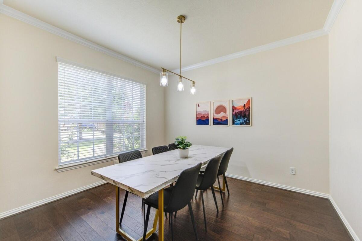 Elegant Retreat at Katy Houston, 2330 sf, 4 Bedroom 2 and Half Baths, Game Room, King Bed, BBQ, Located near Katy Asian Town, Typhoon Waterpark