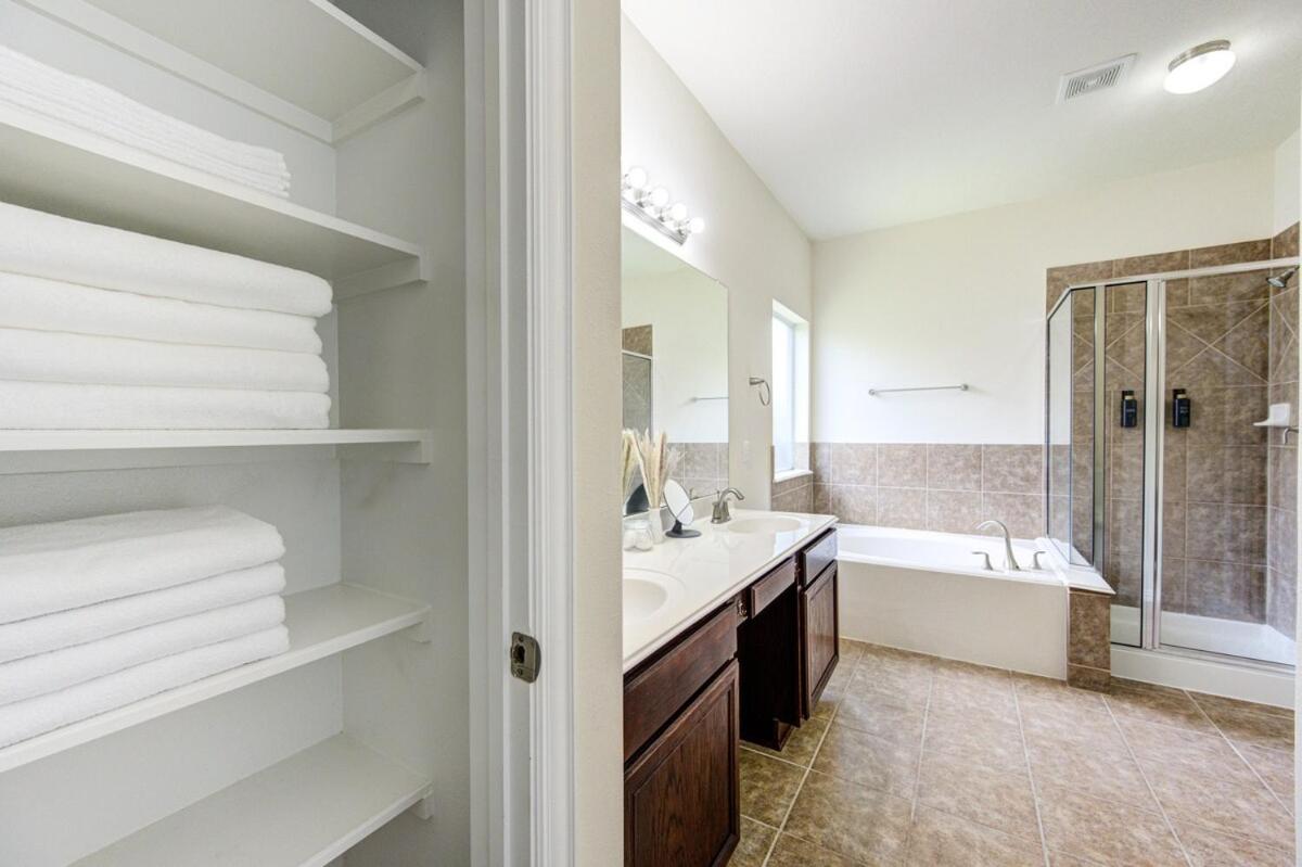 Elegant Retreat at Katy Houston, 2330 sf, 4 Bedroom 2 and Half Baths, Game Room, King Bed, BBQ, Located near Katy Asian Town, Typhoon Waterpark
