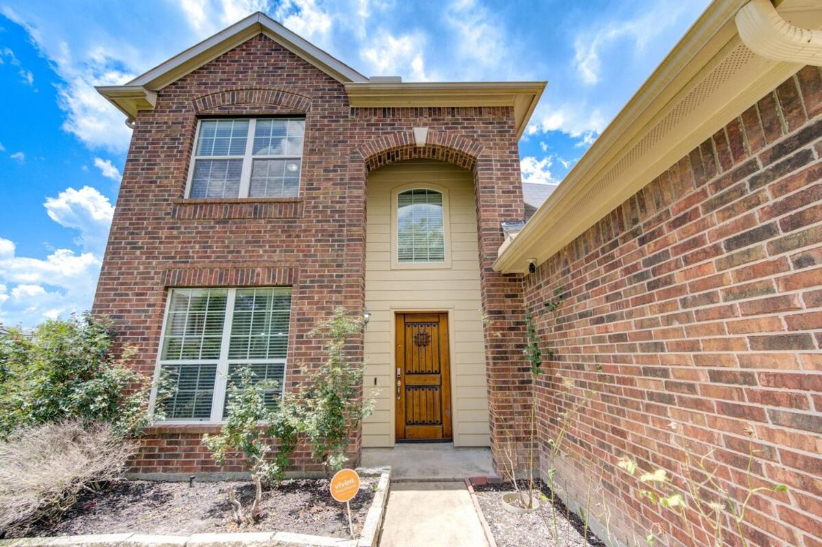 Elegant Retreat at Katy Houston, 2330 sf, 4 Bedroom 2 and Half Baths, Game Room, King Bed, BBQ, Located near Katy Asian Town, Typhoon Waterpark