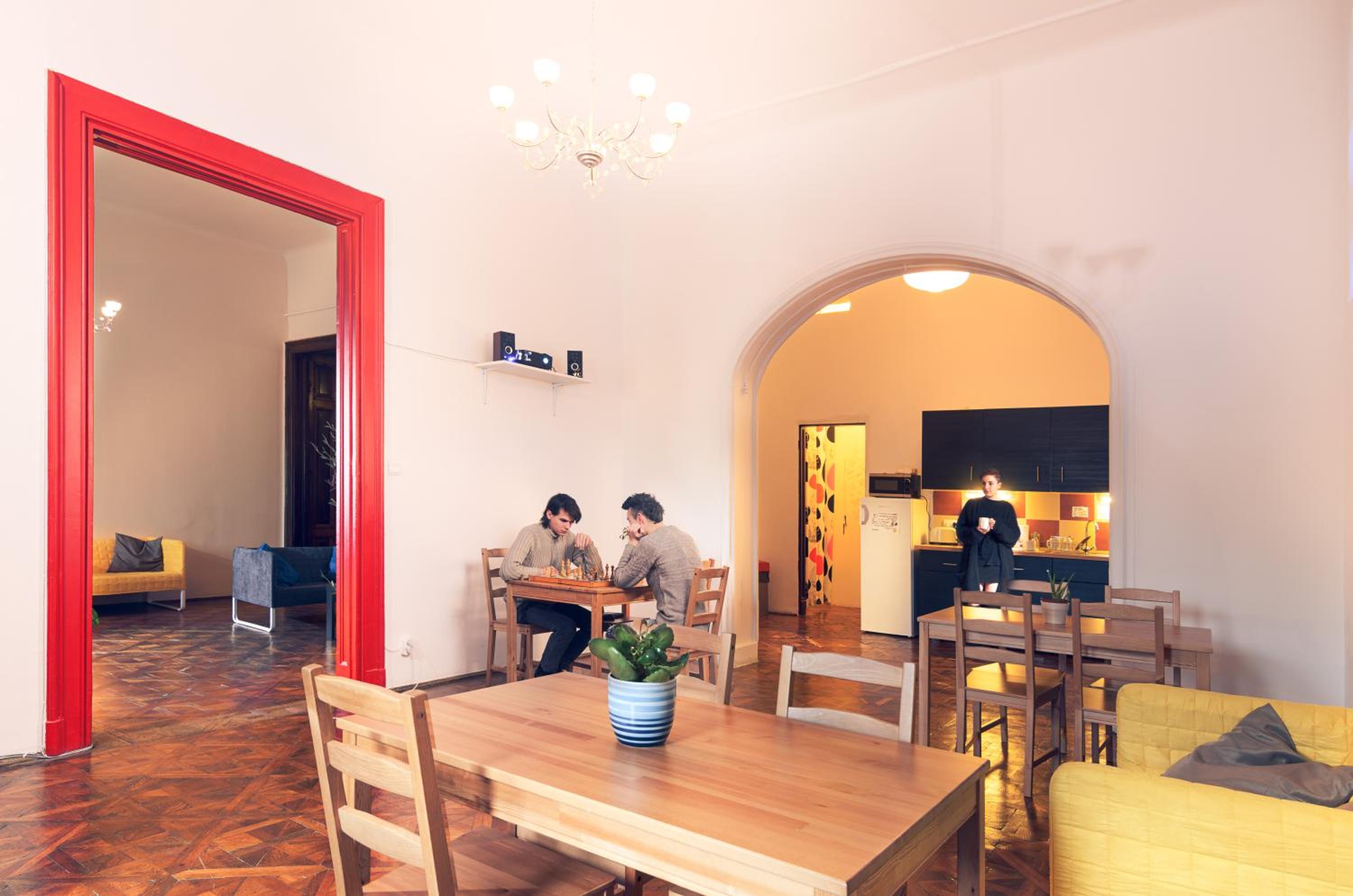 Pal's Hostel and Apartments