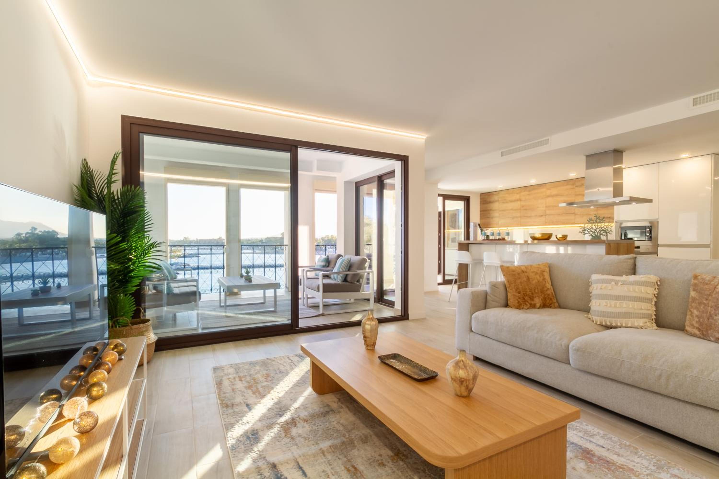 MARBELLA BANUS SUITES - Harbour Seafront Apartment