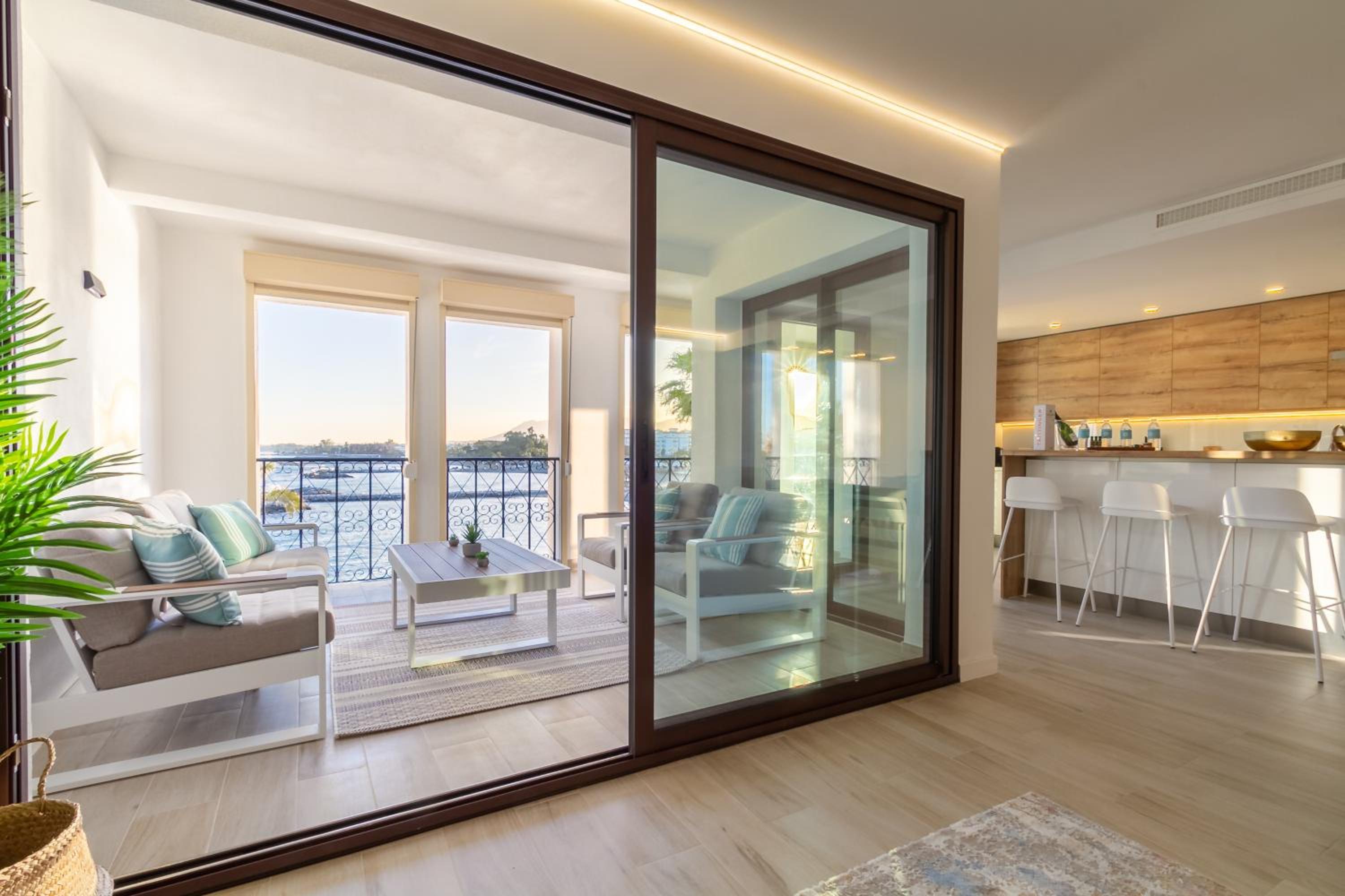 MARBELLA BANUS SUITES - Harbour Seafront Apartment