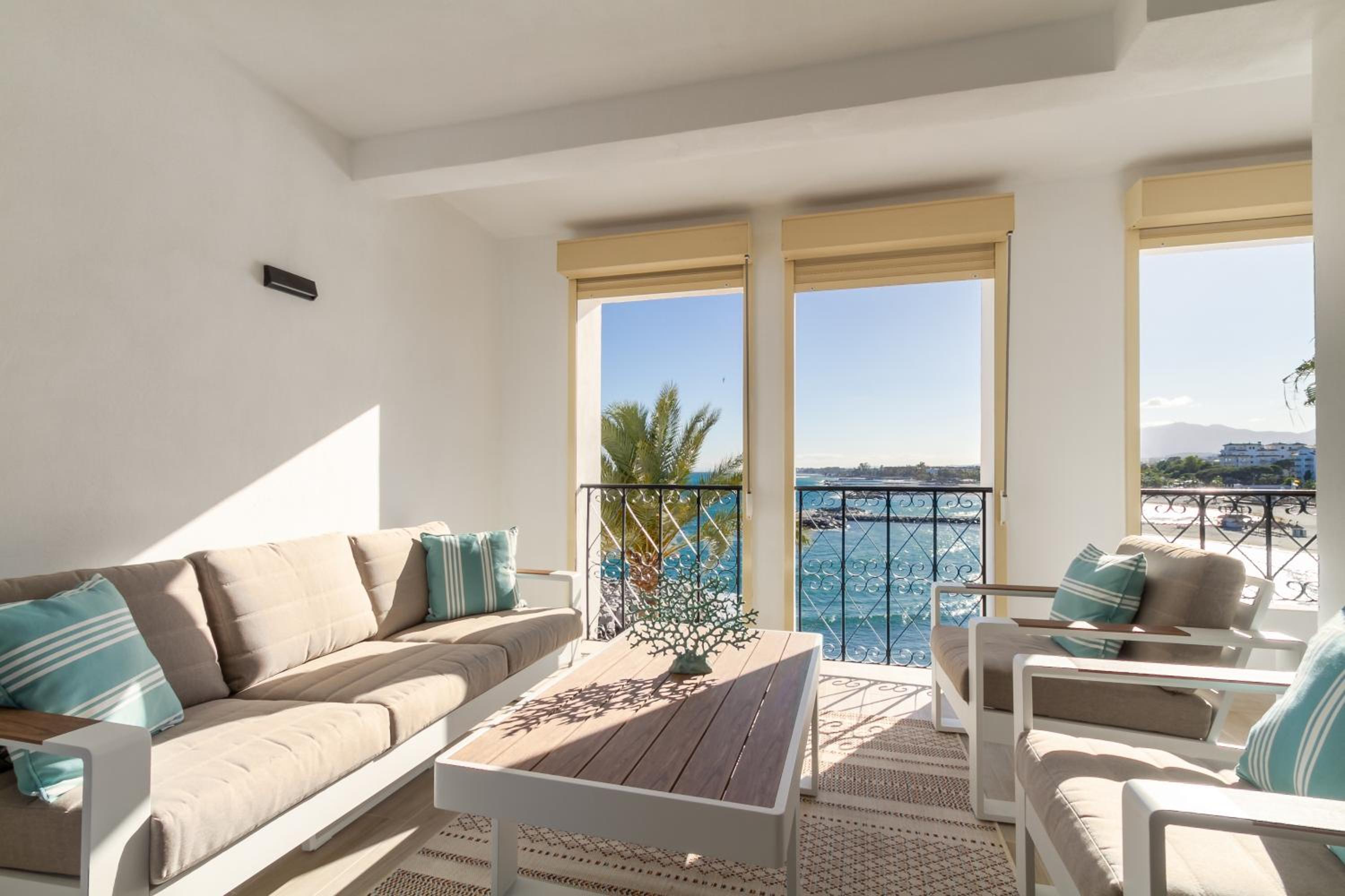MARBELLA BANUS SUITES - Harbour Seafront Apartment