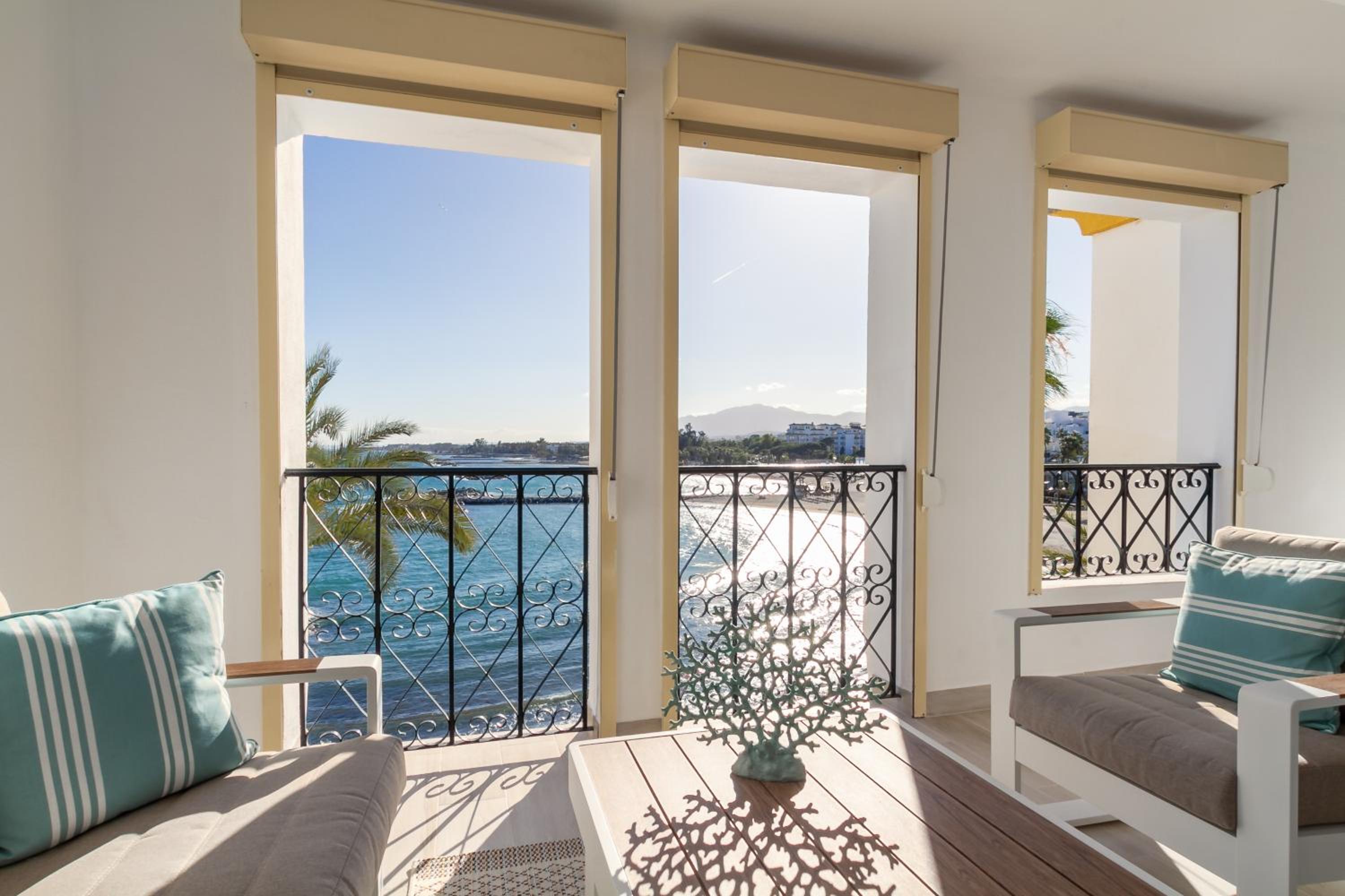 MARBELLA BANUS SUITES - Harbour Seafront Apartment