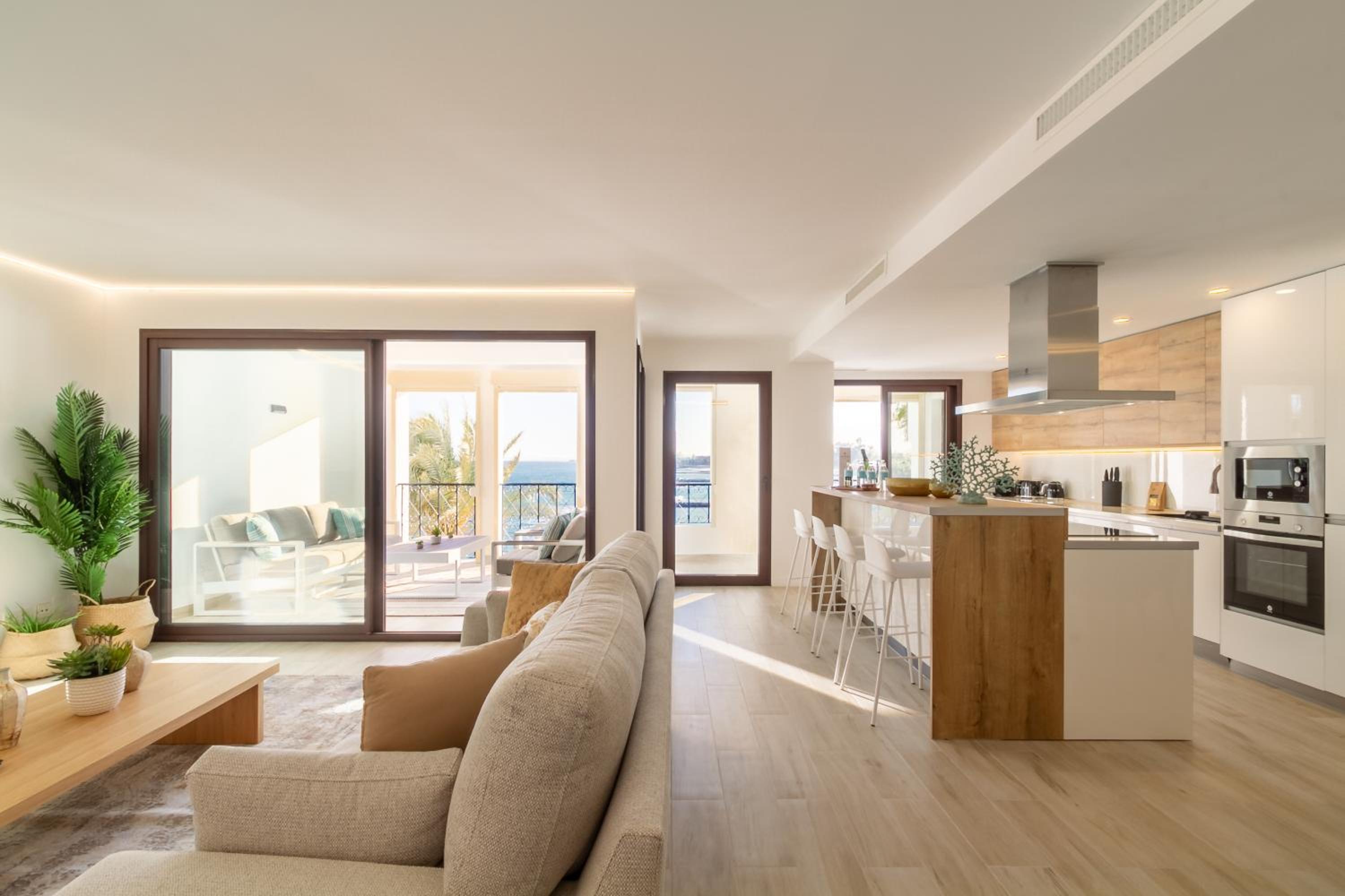 MARBELLA BANUS SUITES - Harbour Seafront Apartment