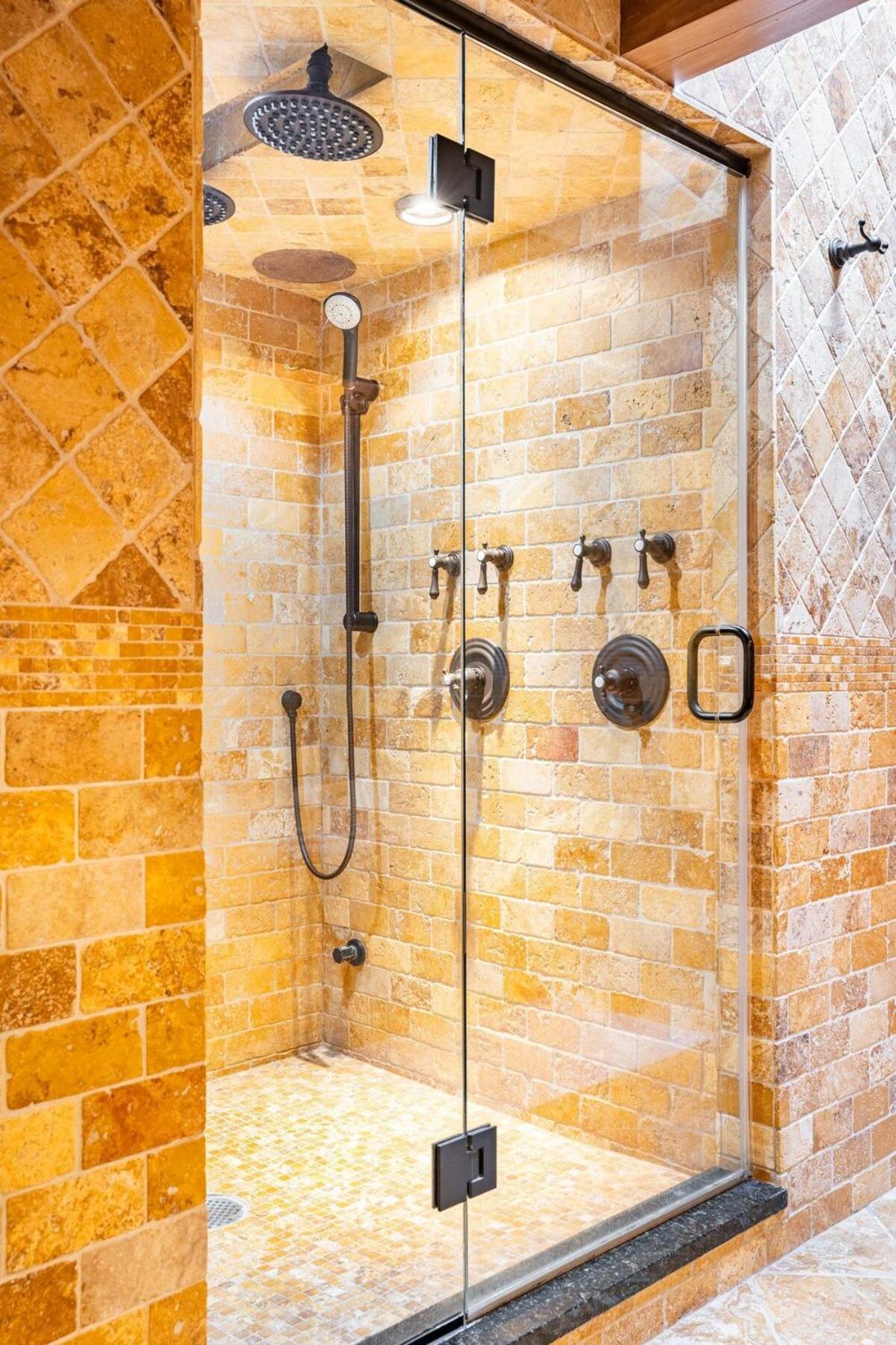 Slopeside Estate Luxurious Home on Great Eastern - Ski On Ski Off, Hot Tub, Private Shuttle