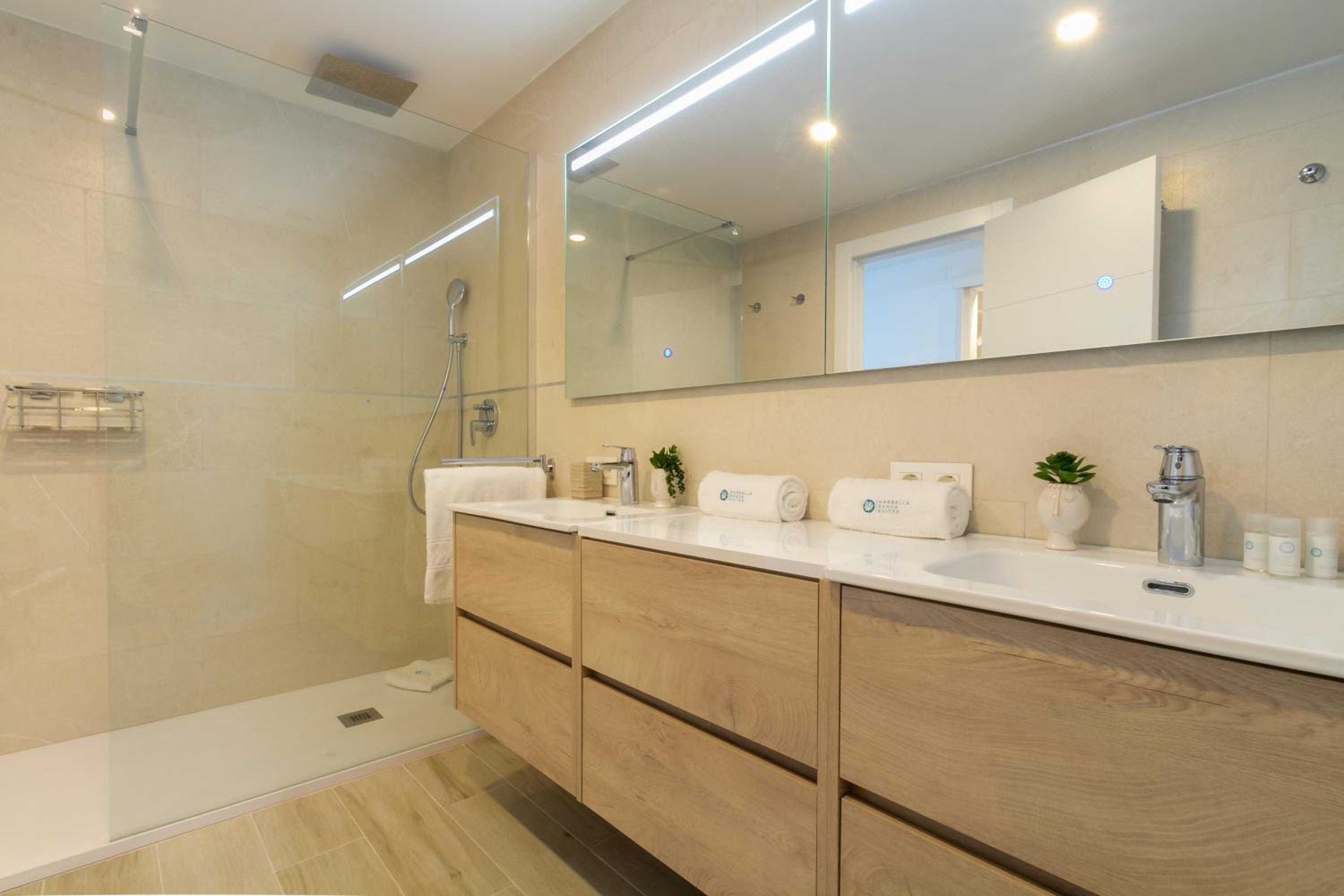 MARBELLA BANUS SUITES - Harbour Seafront Apartment