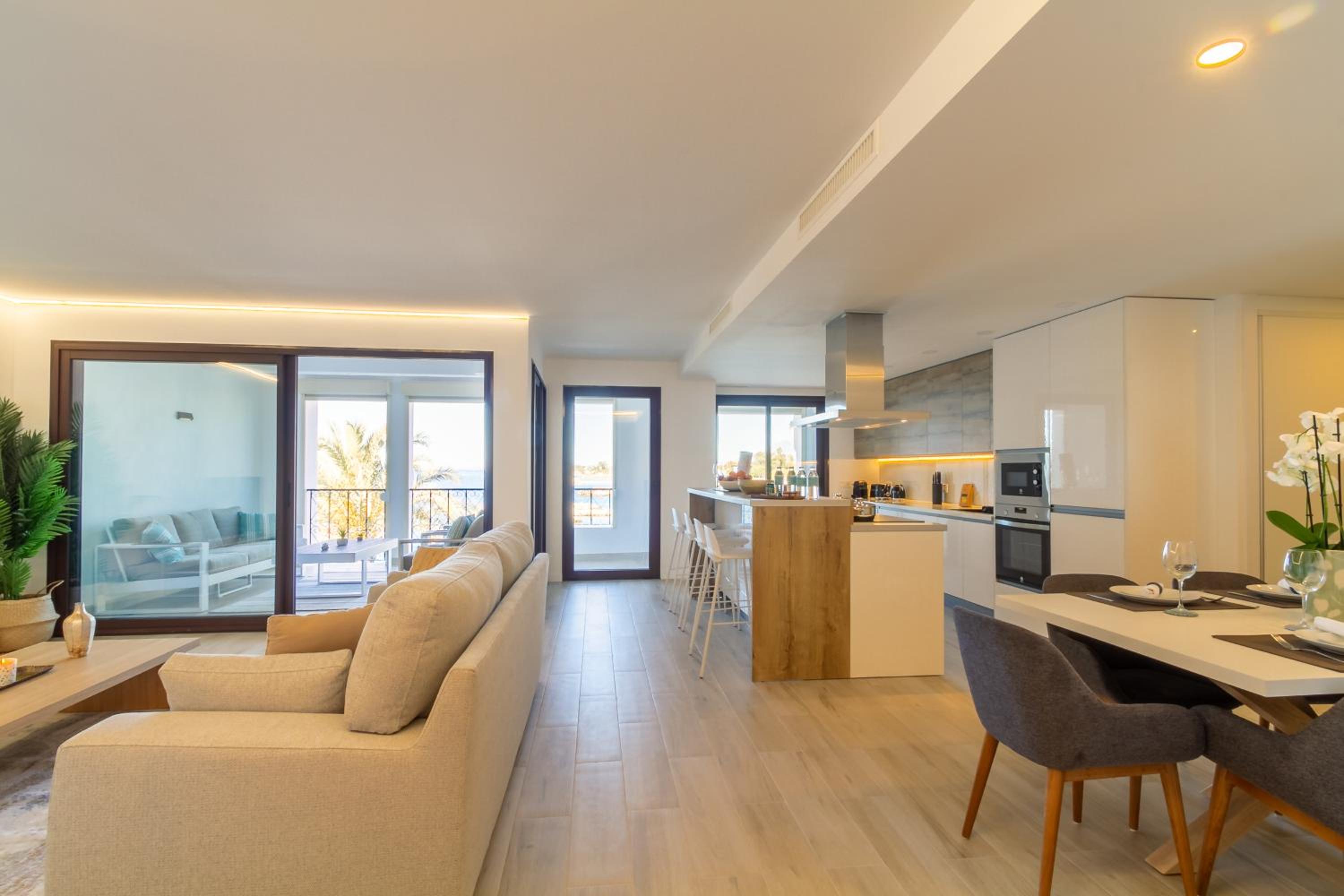 MARBELLA BANUS SUITES - Harbour Seafront Apartment