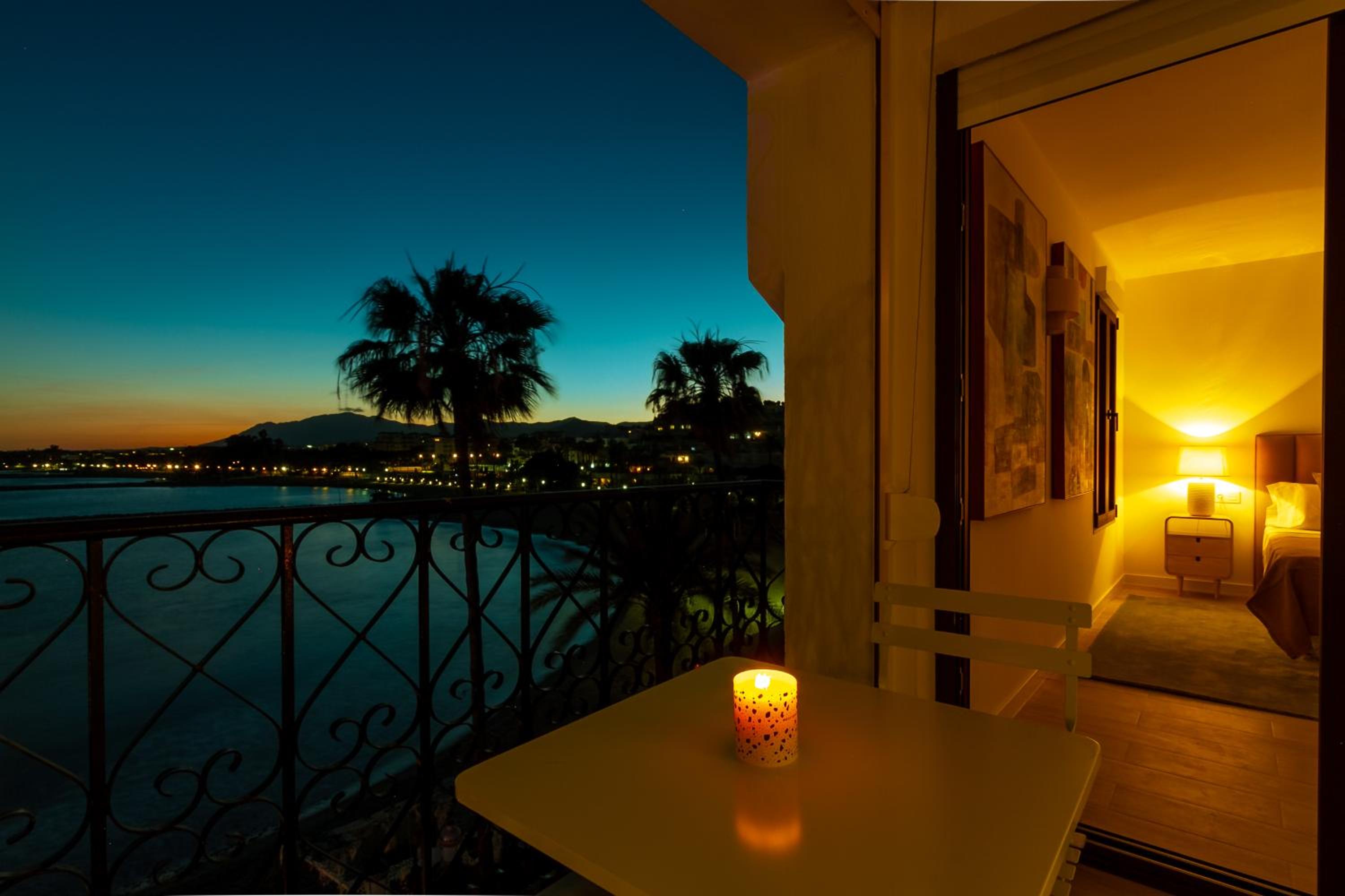 MARBELLA BANUS SUITES - Harbour Seafront Apartment
