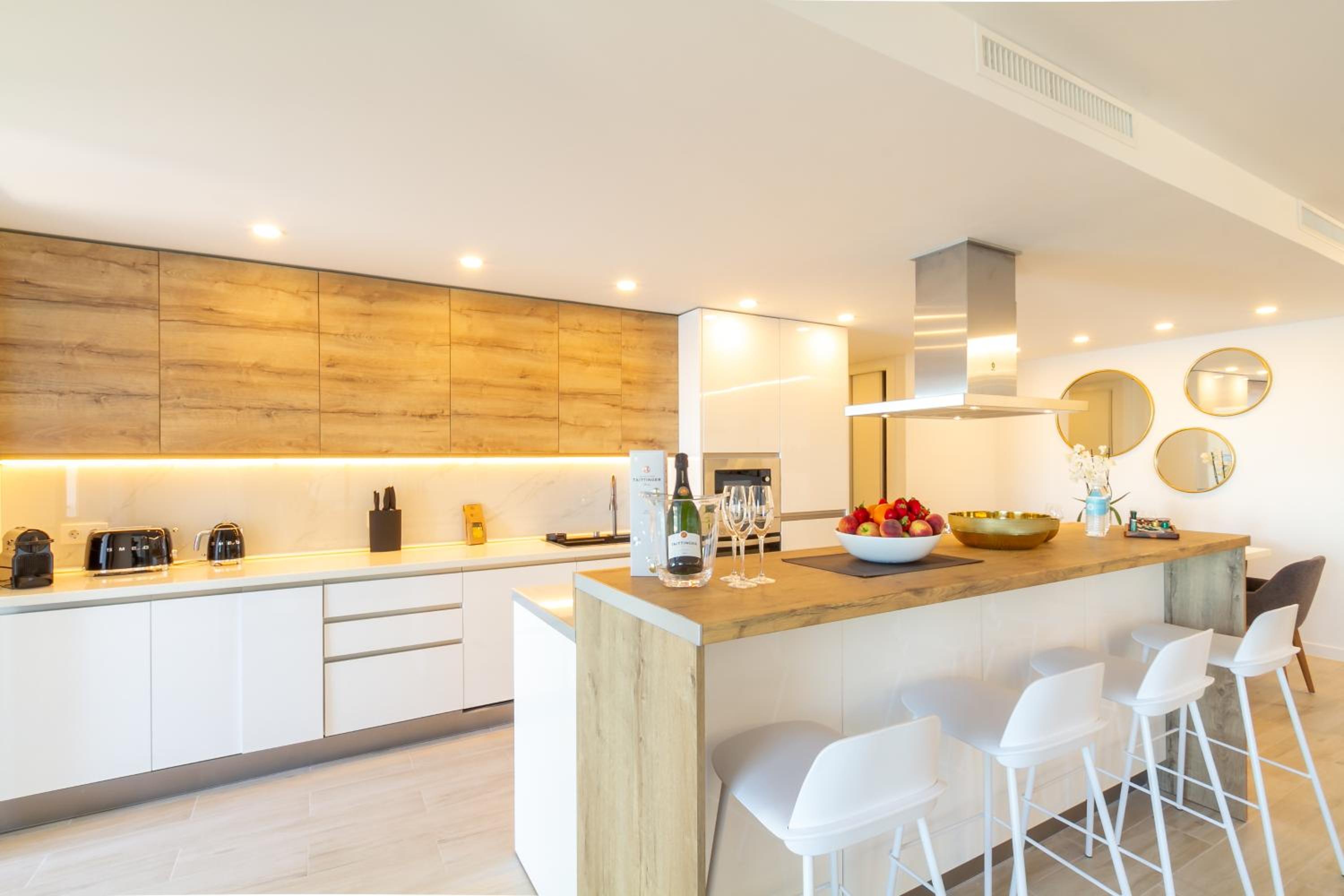 MARBELLA BANUS SUITES - Harbour Seafront Apartment