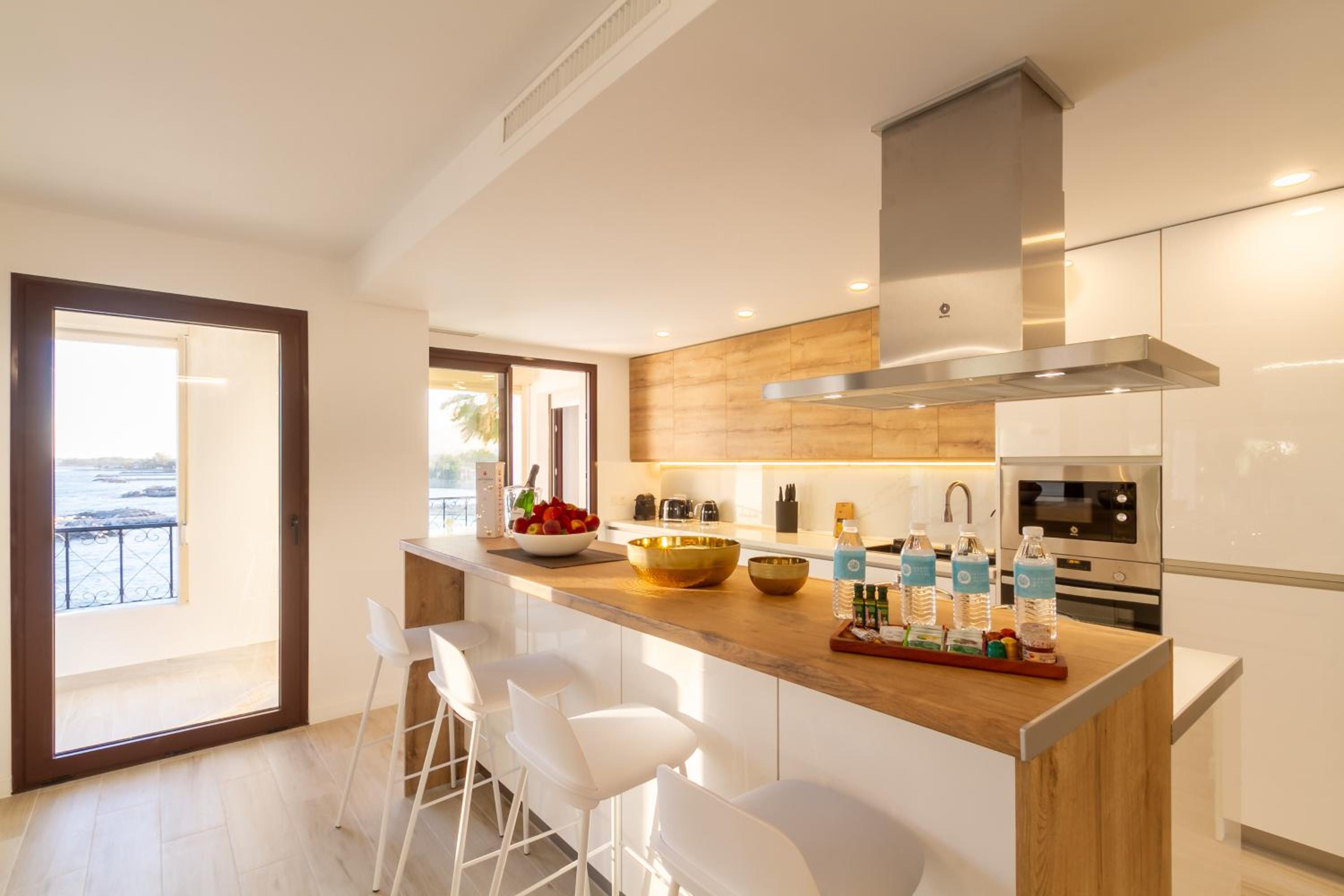 MARBELLA BANUS SUITES - Harbour Seafront Apartment