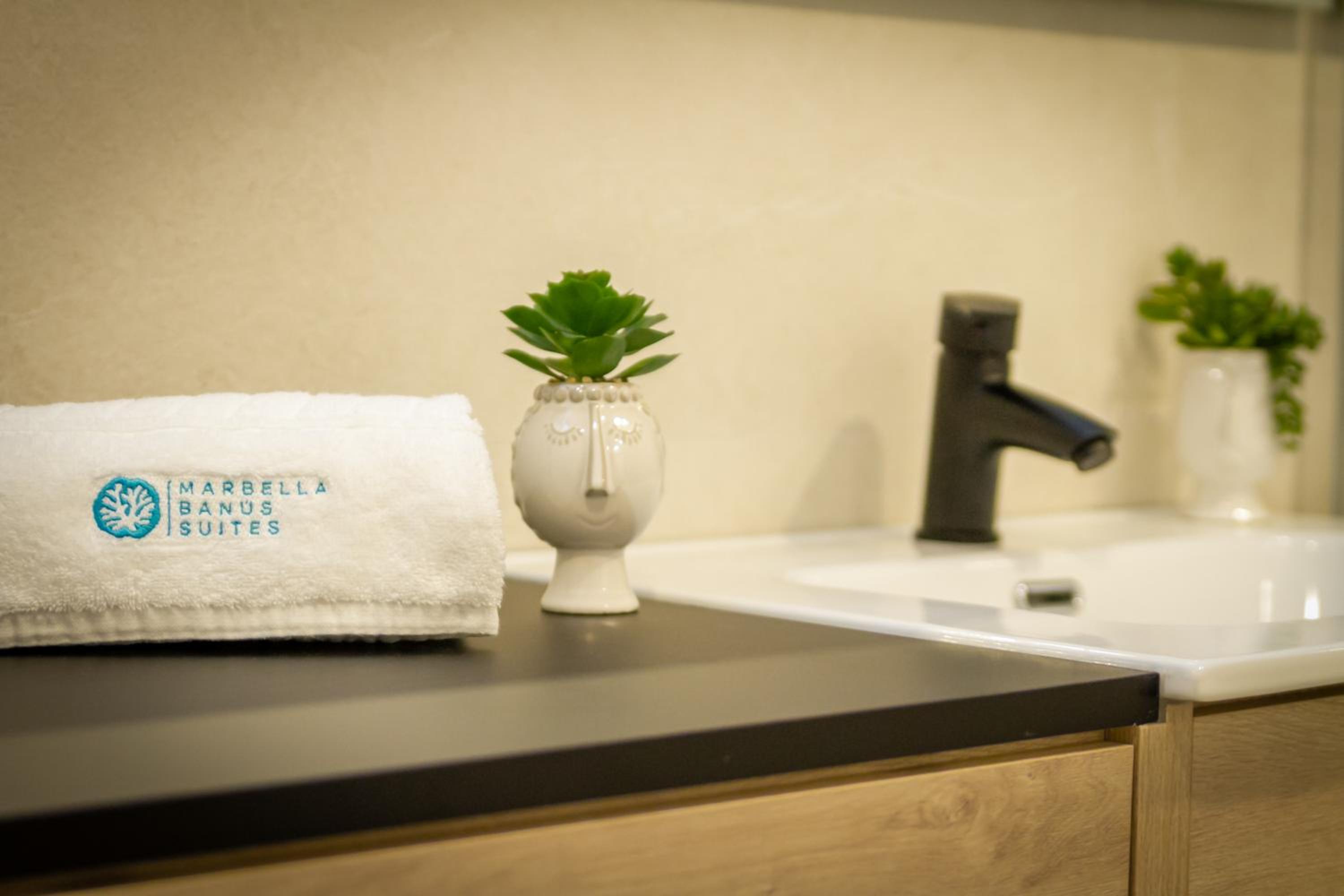 MARBELLA BANUS SUITES - Harbour Seafront Apartment