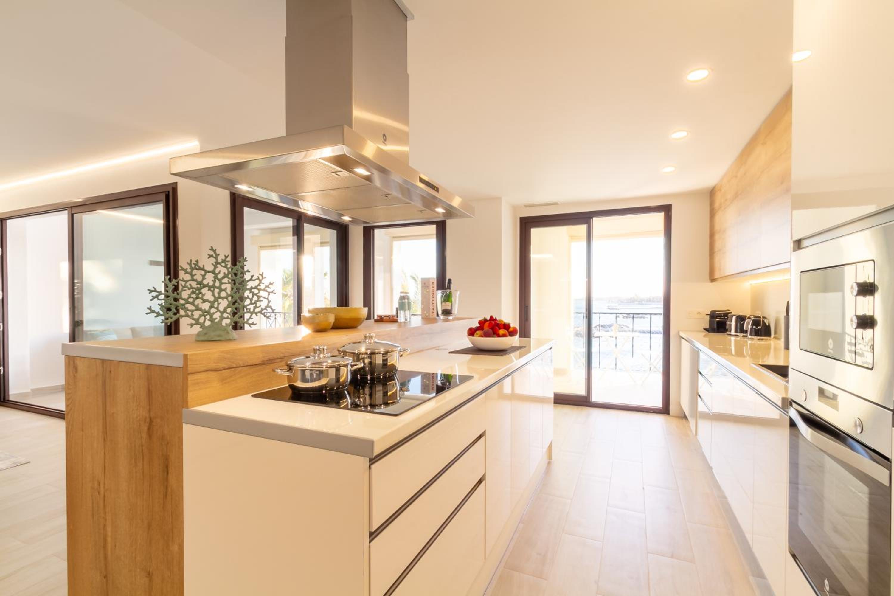 MARBELLA BANUS SUITES - Harbour Seafront Apartment