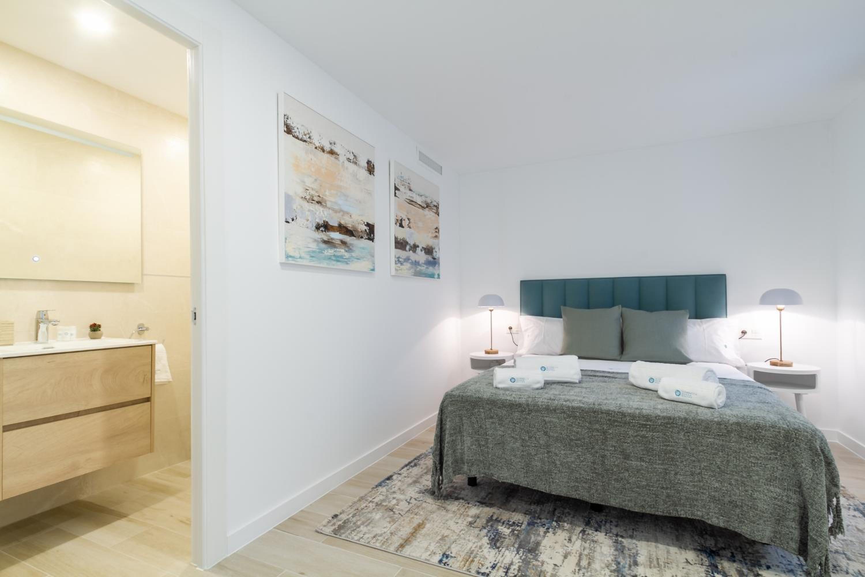 MARBELLA BANUS SUITES - Harbour Seafront Apartment