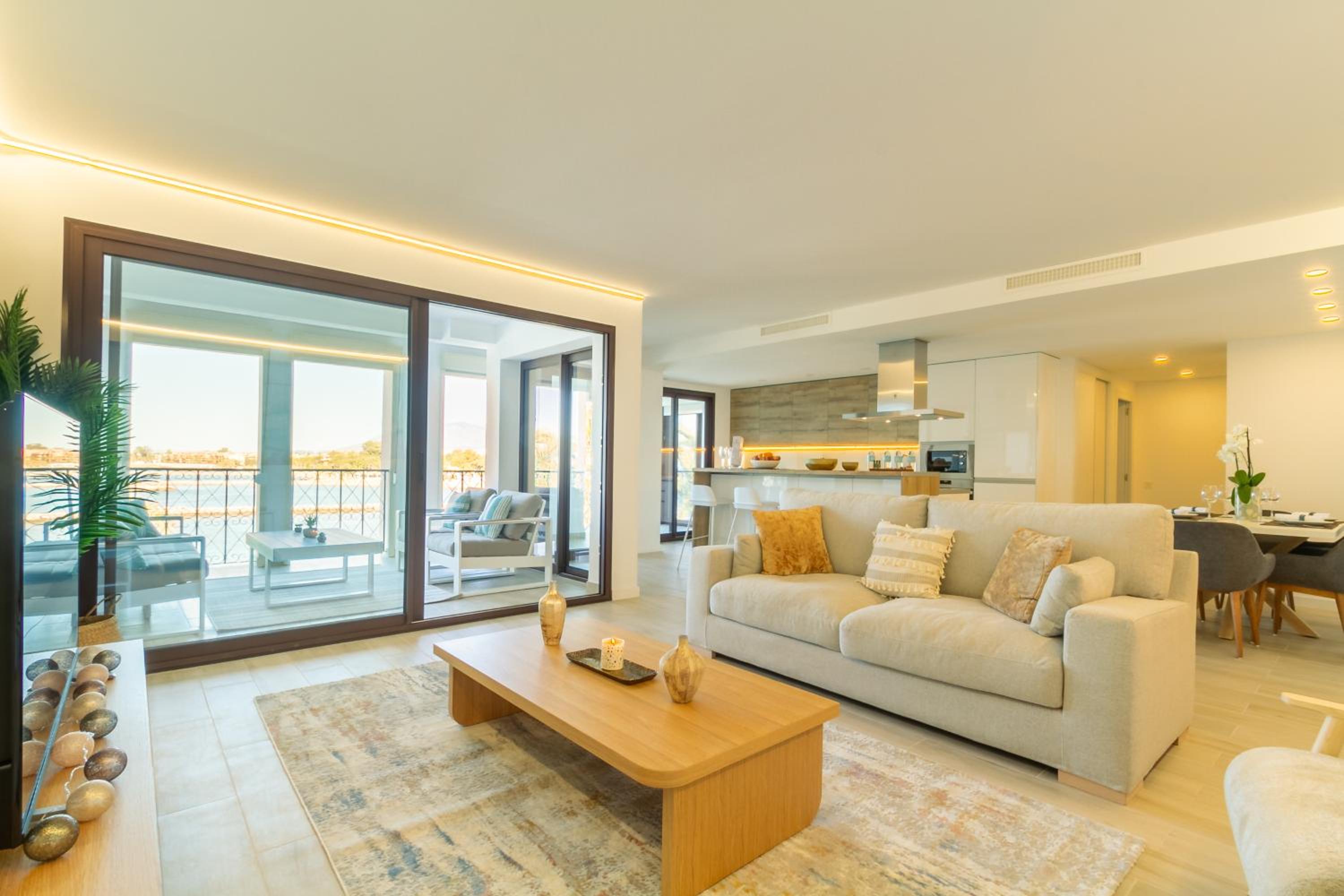 MARBELLA BANUS SUITES - Harbour Seafront Apartment