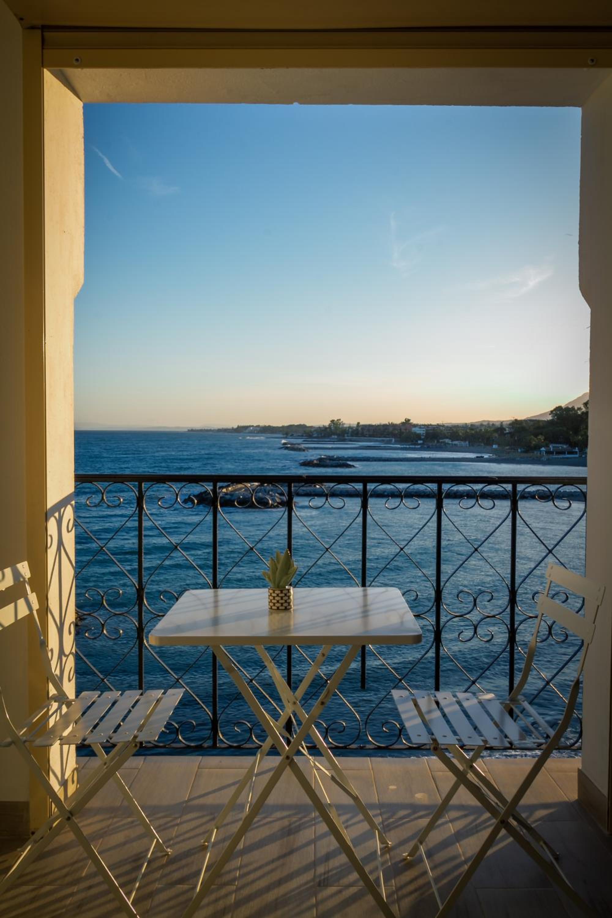 MARBELLA BANUS SUITES - Harbour Seafront Apartment