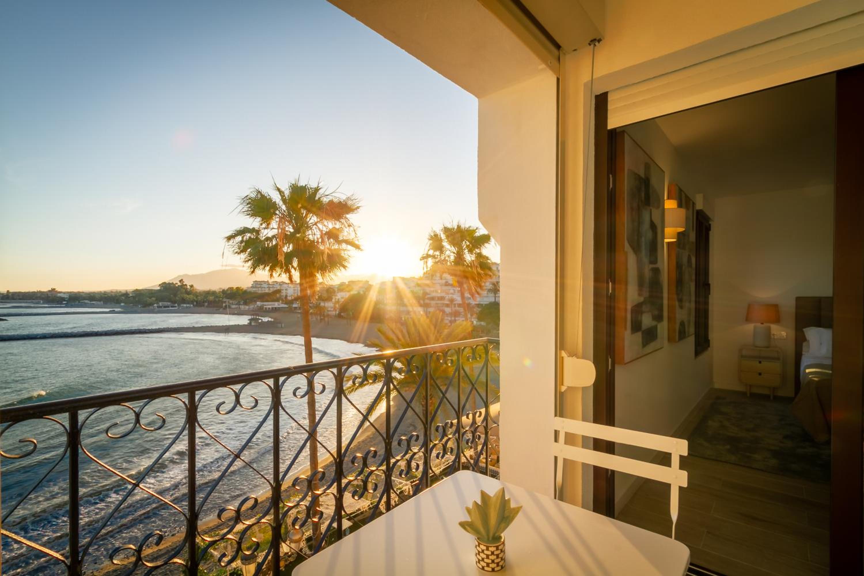 MARBELLA BANUS SUITES - Harbour Seafront Apartment