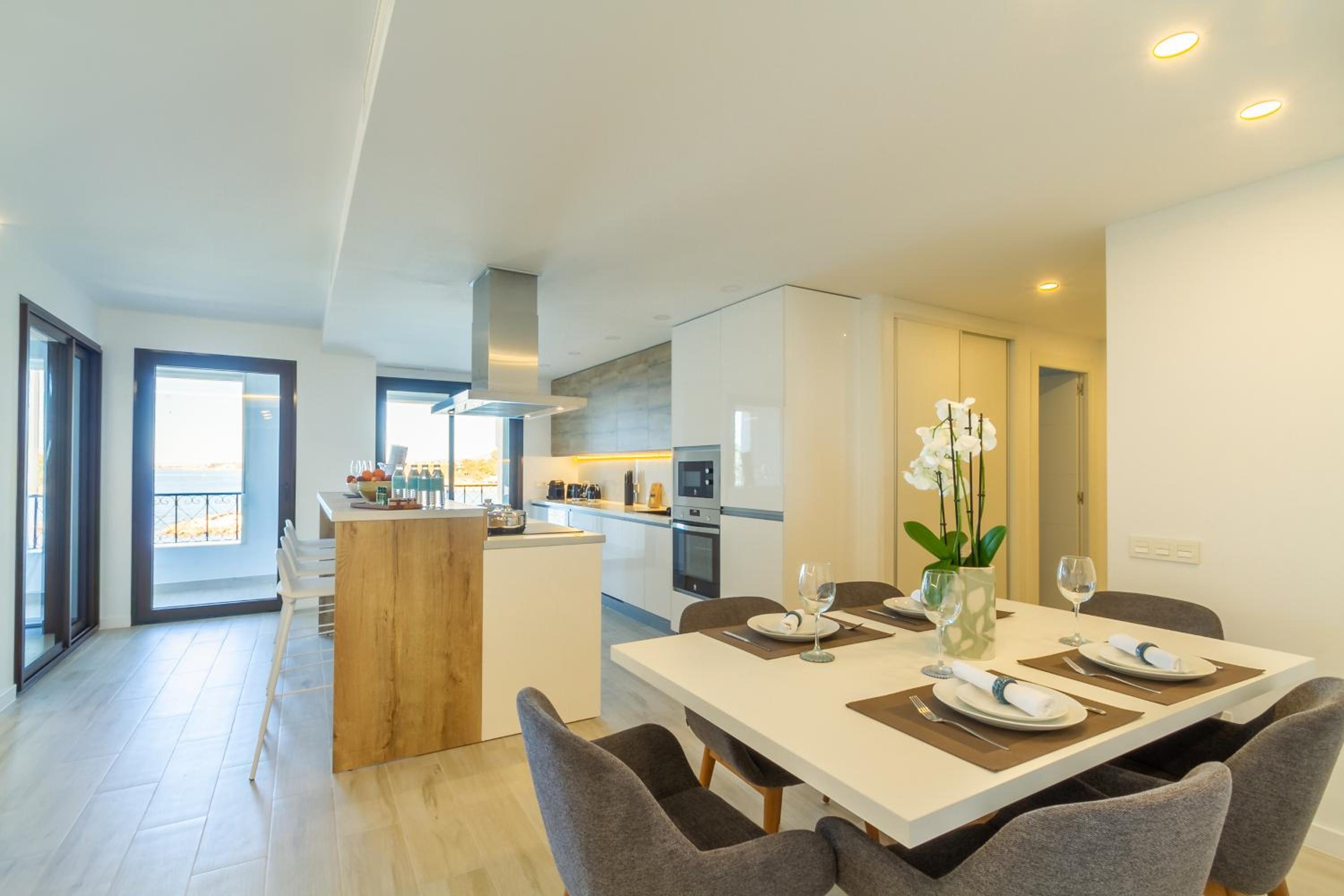 MARBELLA BANUS SUITES - Harbour Seafront Apartment