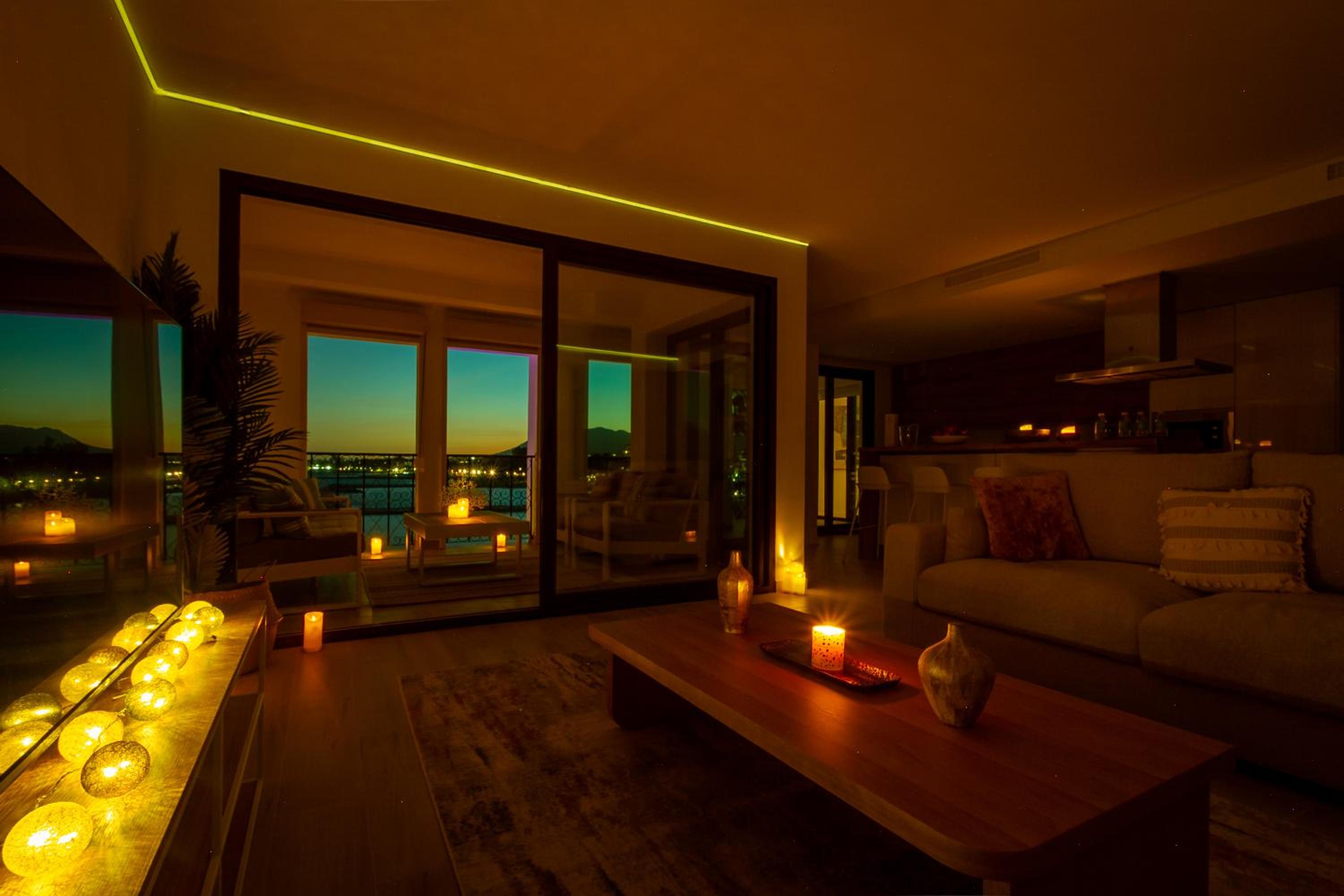 MARBELLA BANUS SUITES - Harbour Seafront Apartment