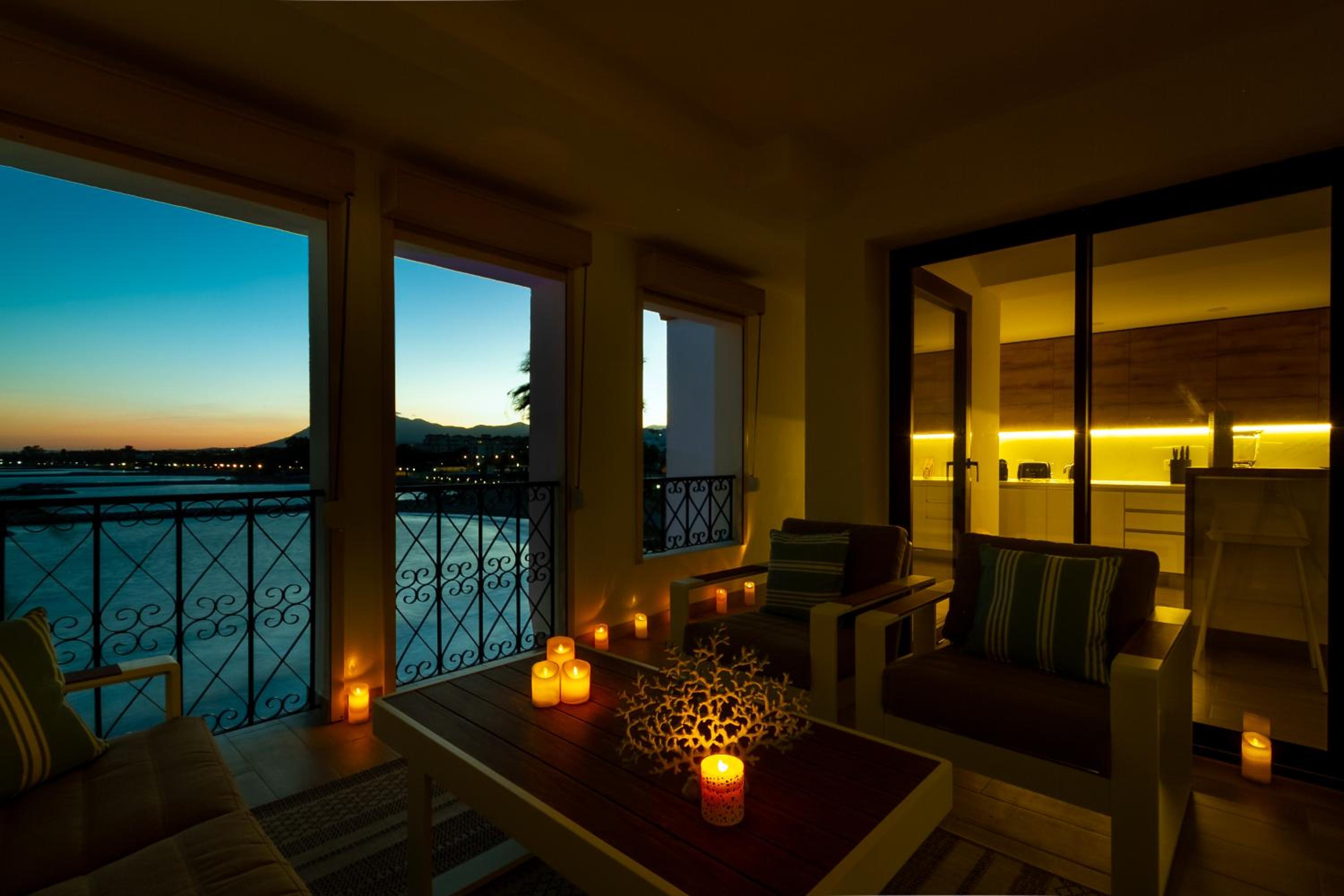 MARBELLA BANUS SUITES - Harbour Seafront Apartment