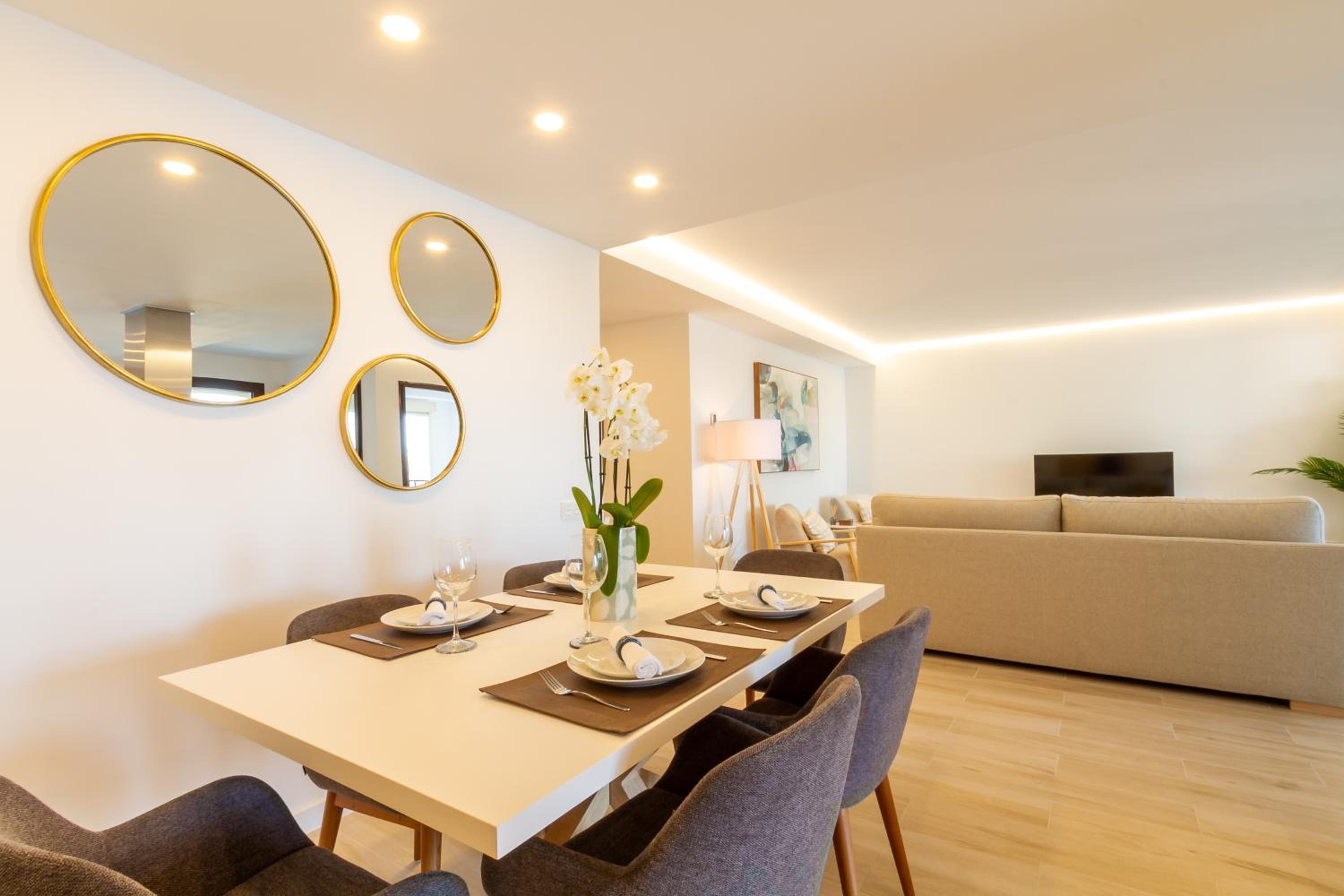 MARBELLA BANUS SUITES - Harbour Seafront Apartment
