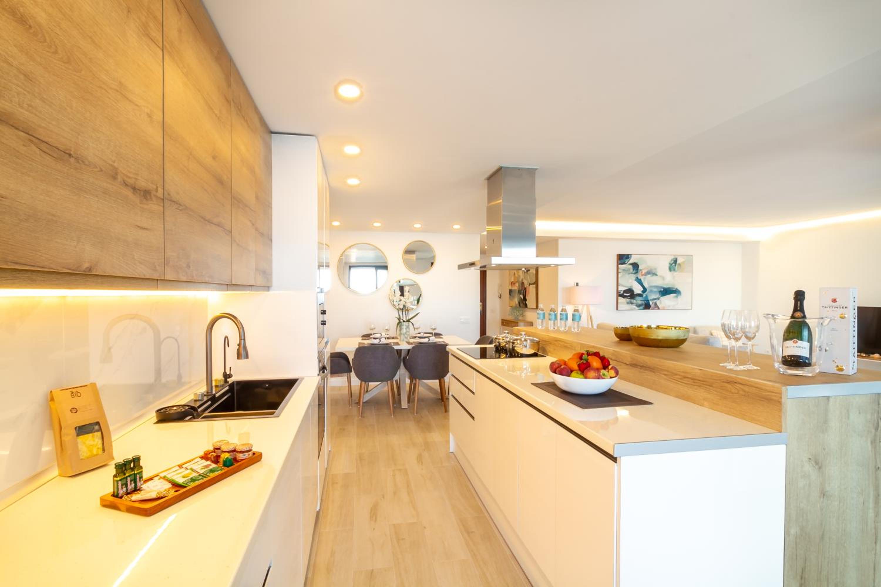 MARBELLA BANUS SUITES - Harbour Seafront Apartment