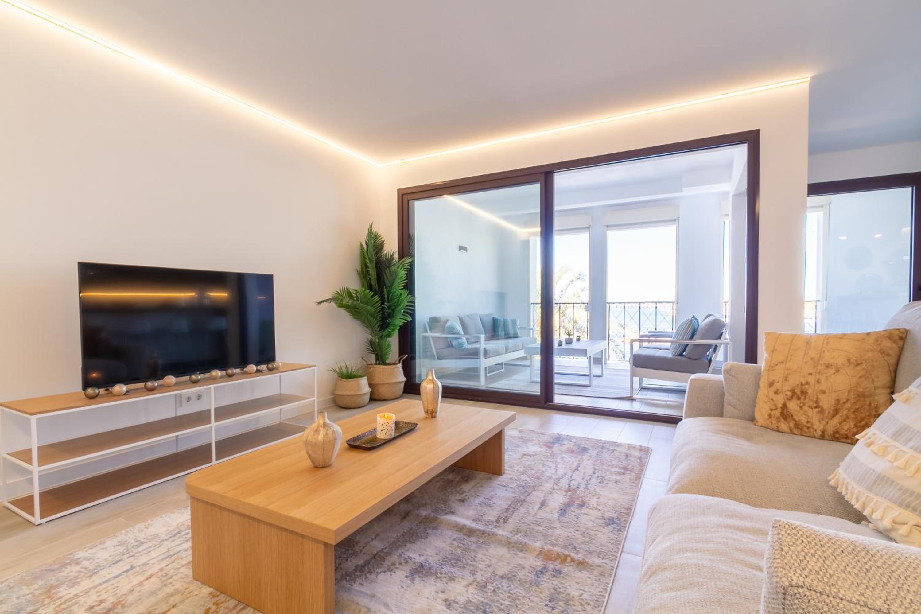MARBELLA BANUS SUITES - Harbour Seafront Apartment