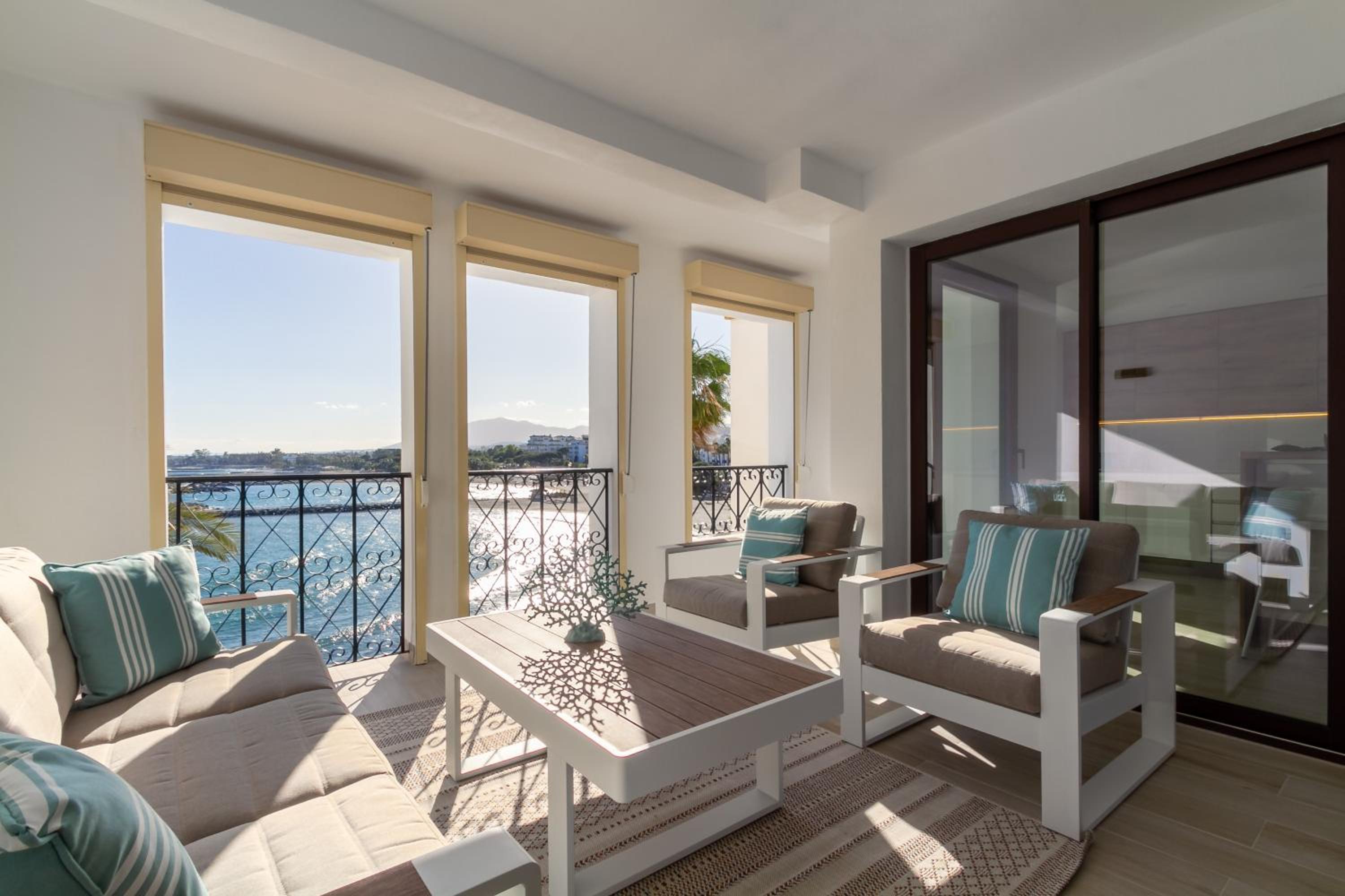 MARBELLA BANUS SUITES - Harbour Seafront Apartment