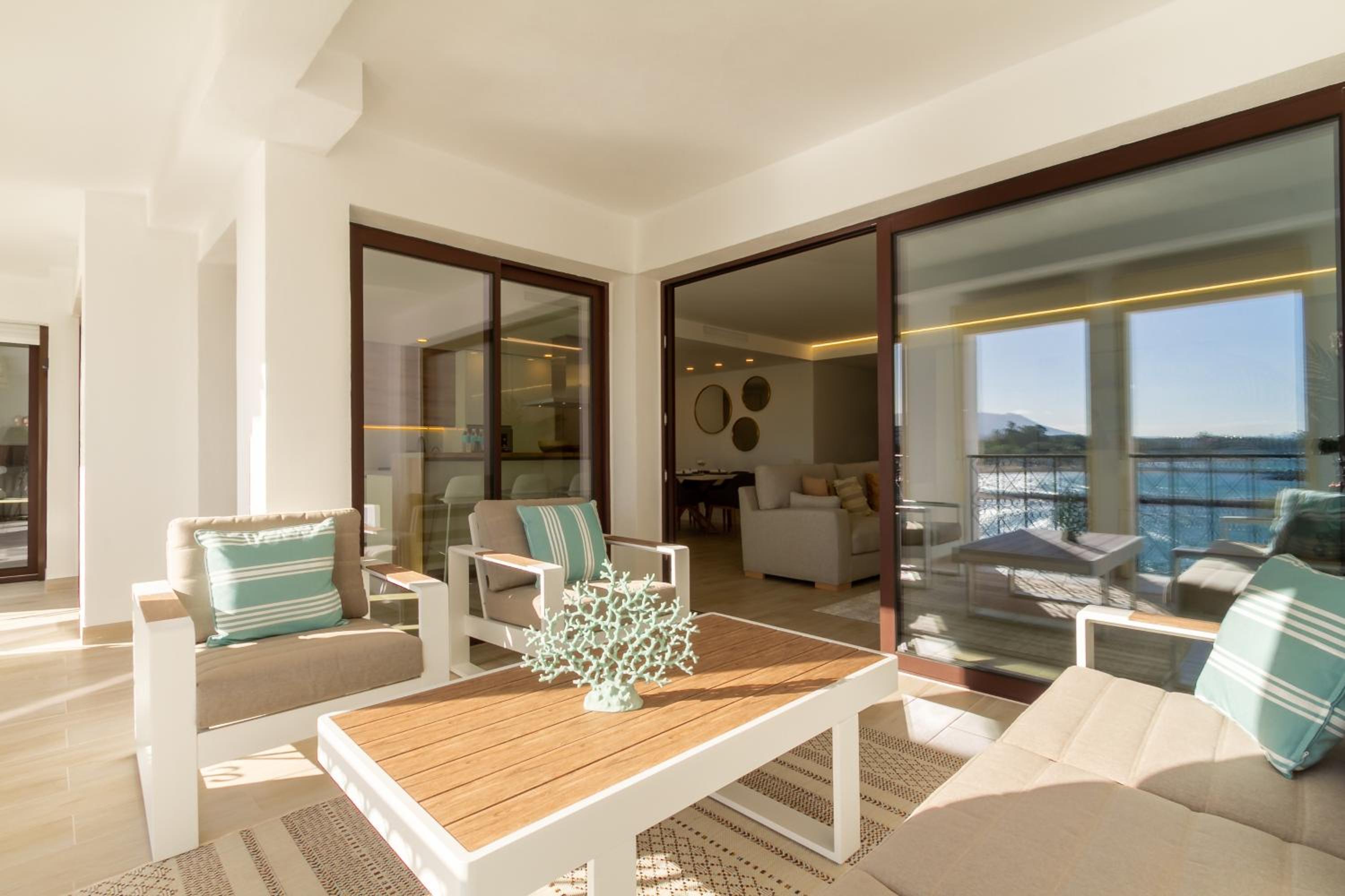 MARBELLA BANUS SUITES - Harbour Seafront Apartment