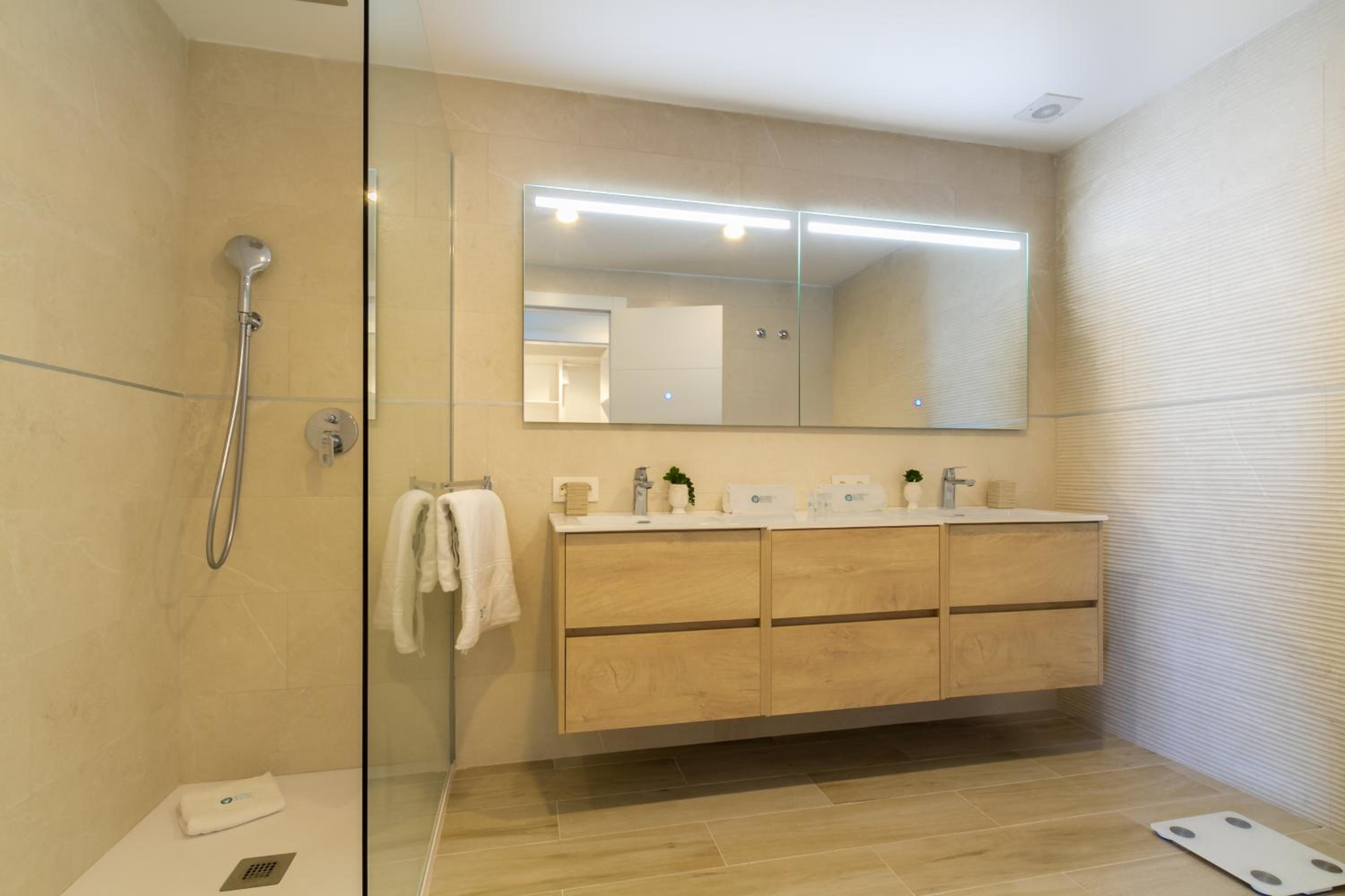 MARBELLA BANUS SUITES - Harbour Seafront Apartment