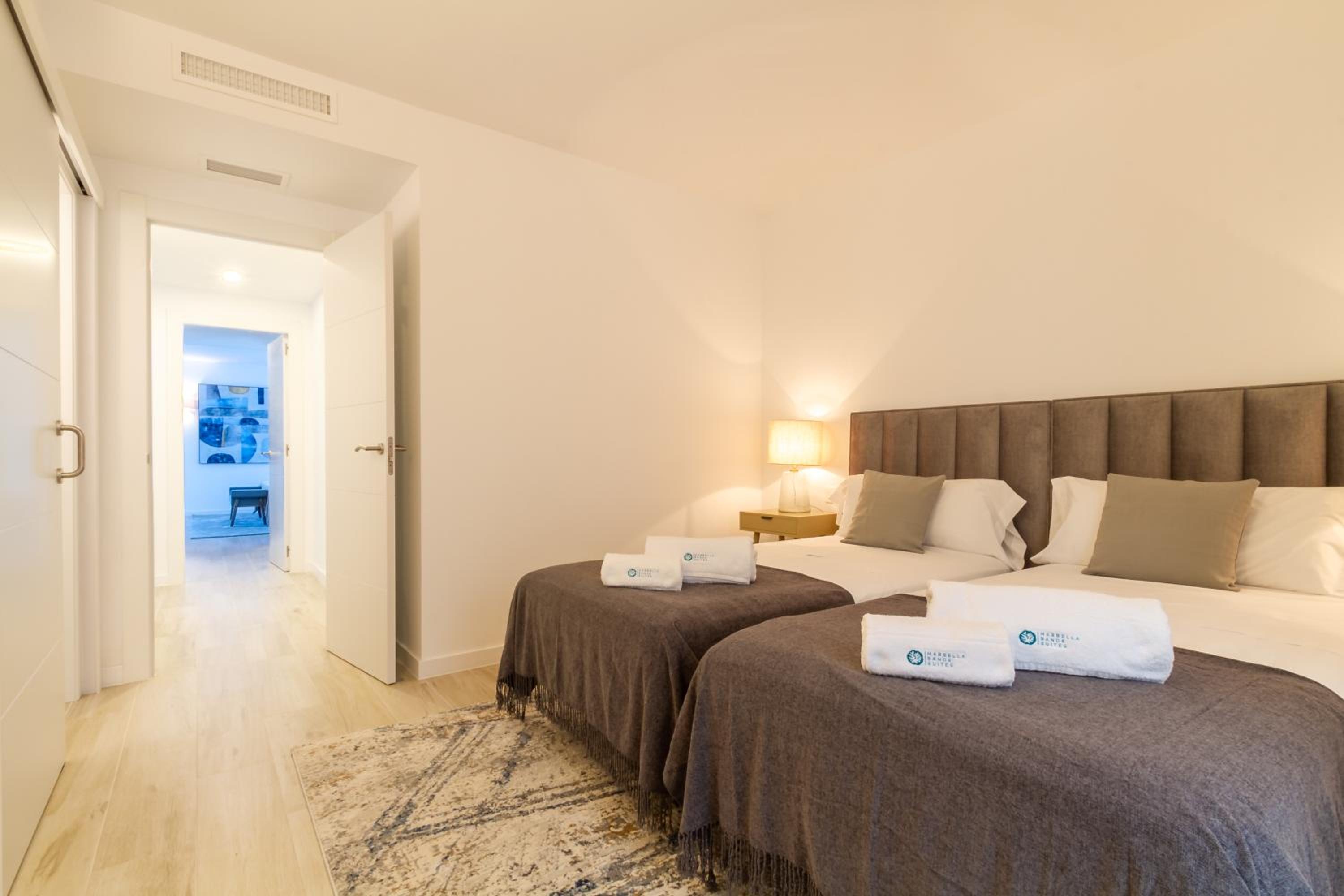 MARBELLA BANUS SUITES - Harbour Seafront Apartment