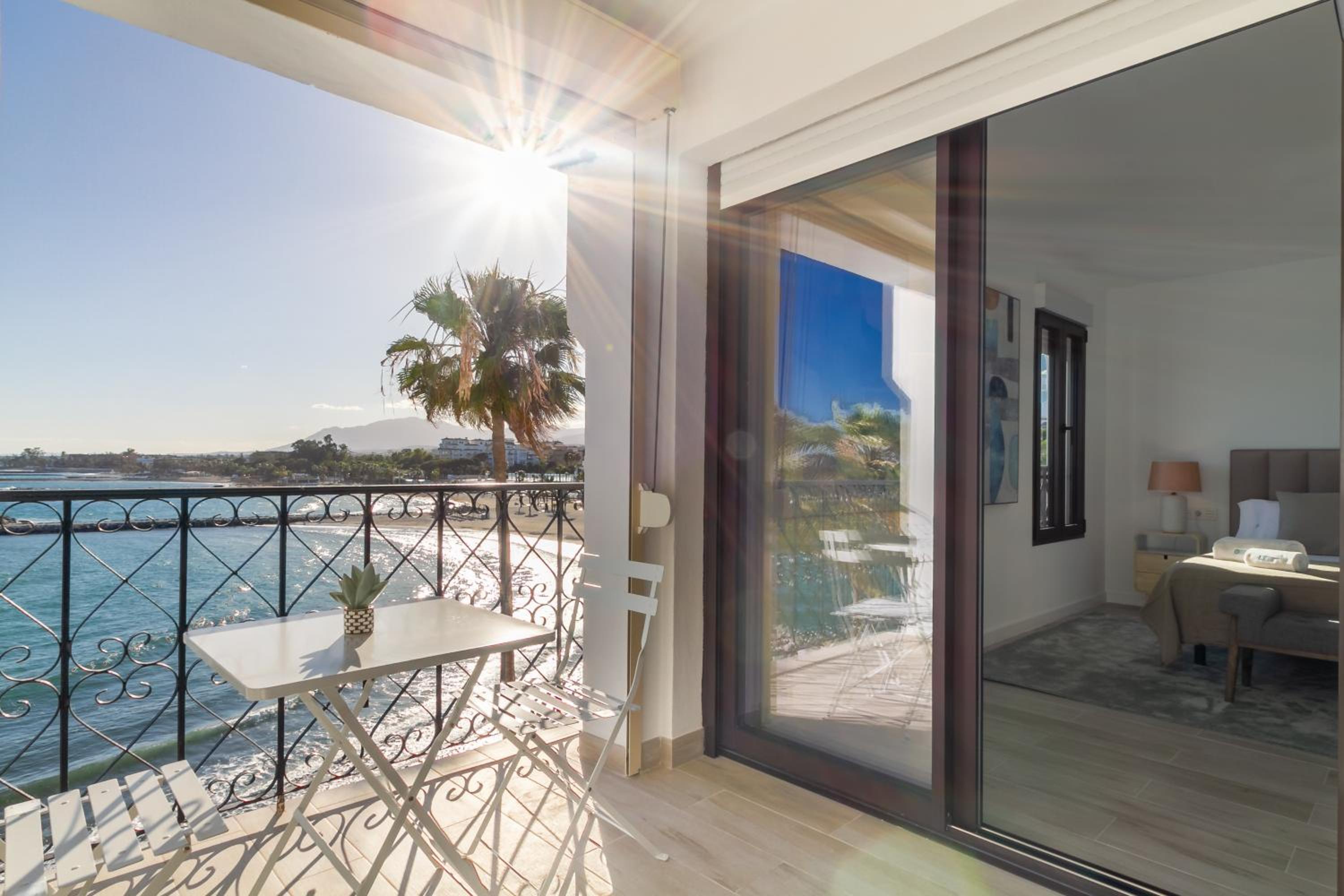 MARBELLA BANUS SUITES - Harbour Seafront Apartment