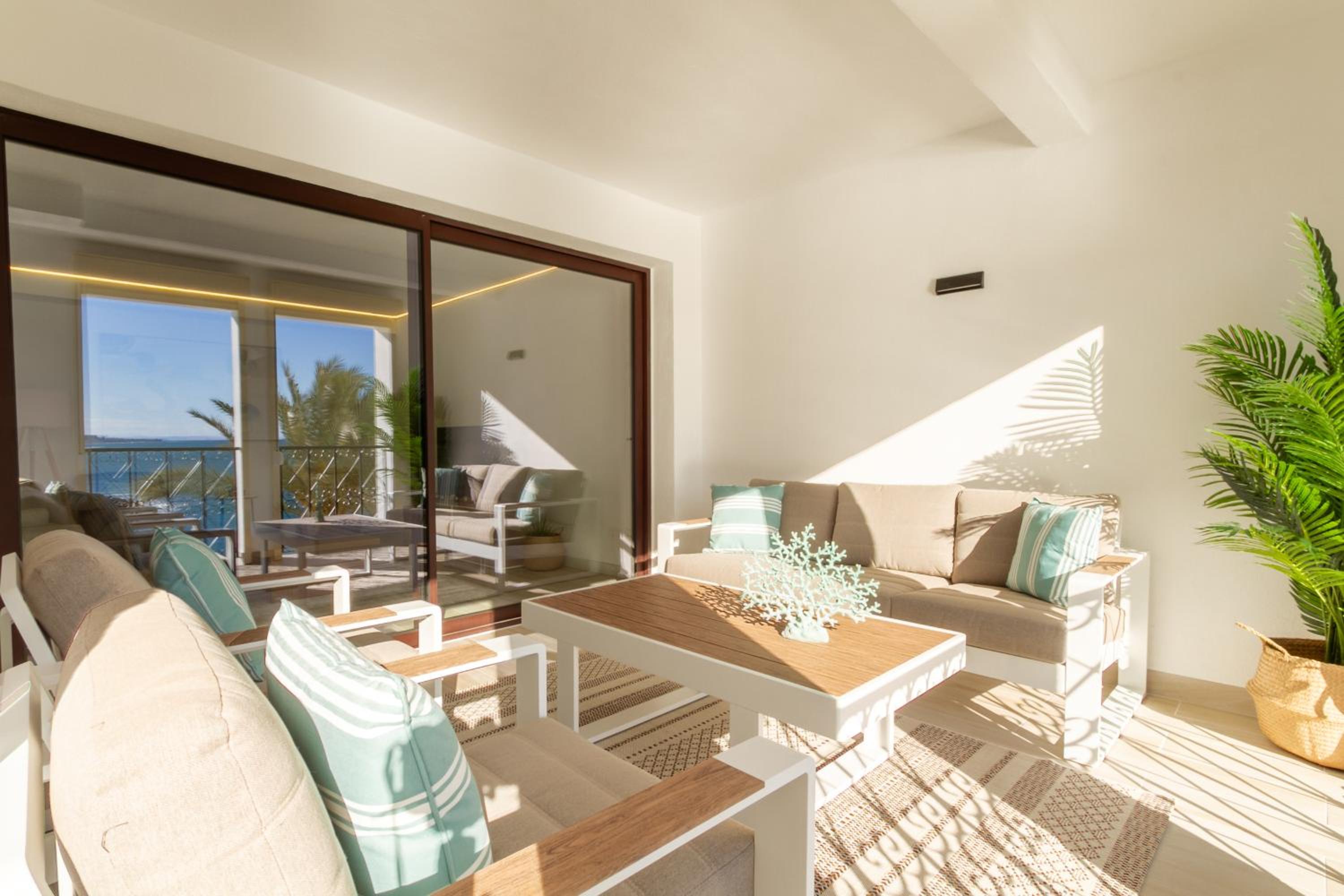 MARBELLA BANUS SUITES - Harbour Seafront Apartment