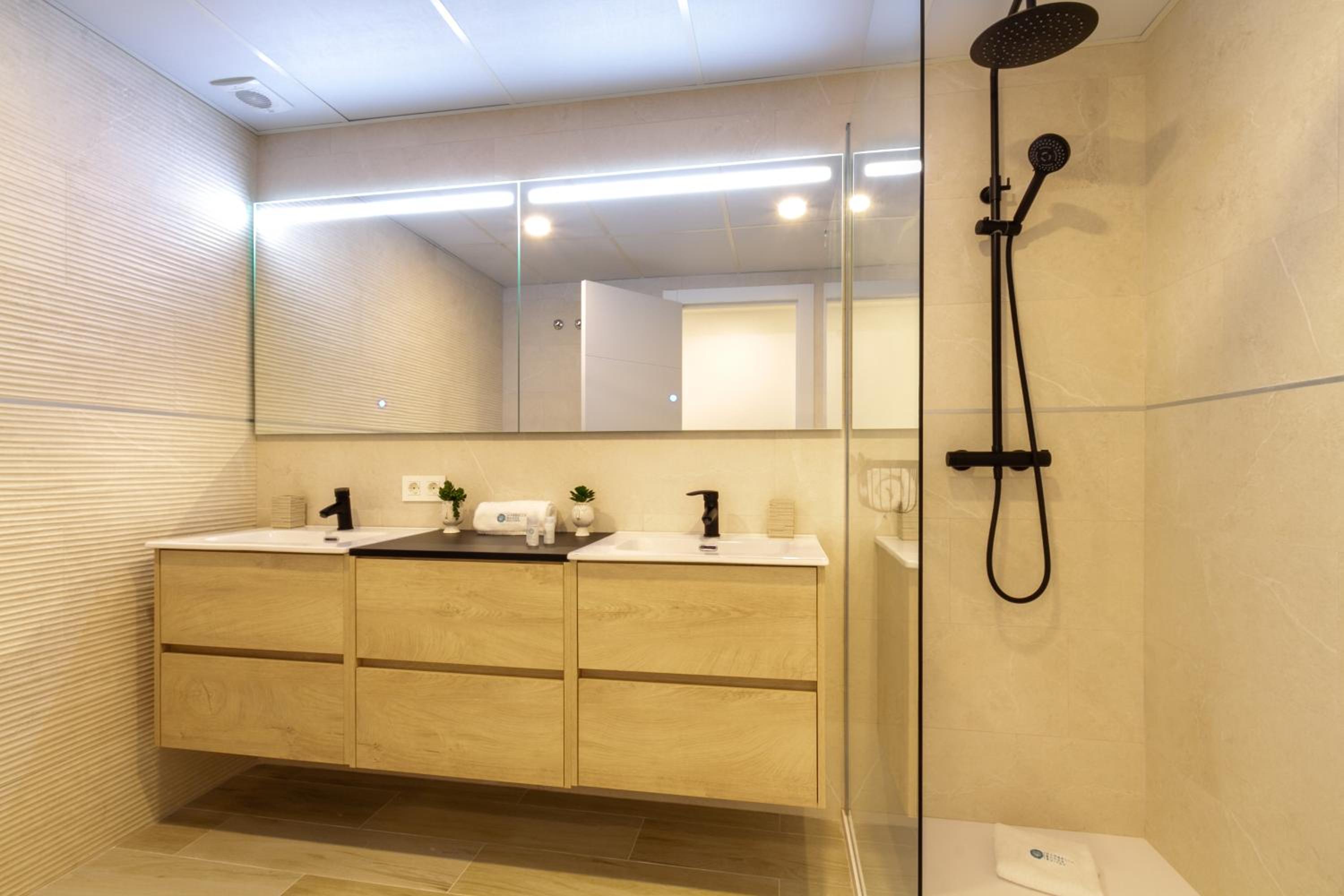 MARBELLA BANUS SUITES - Harbour Seafront Apartment