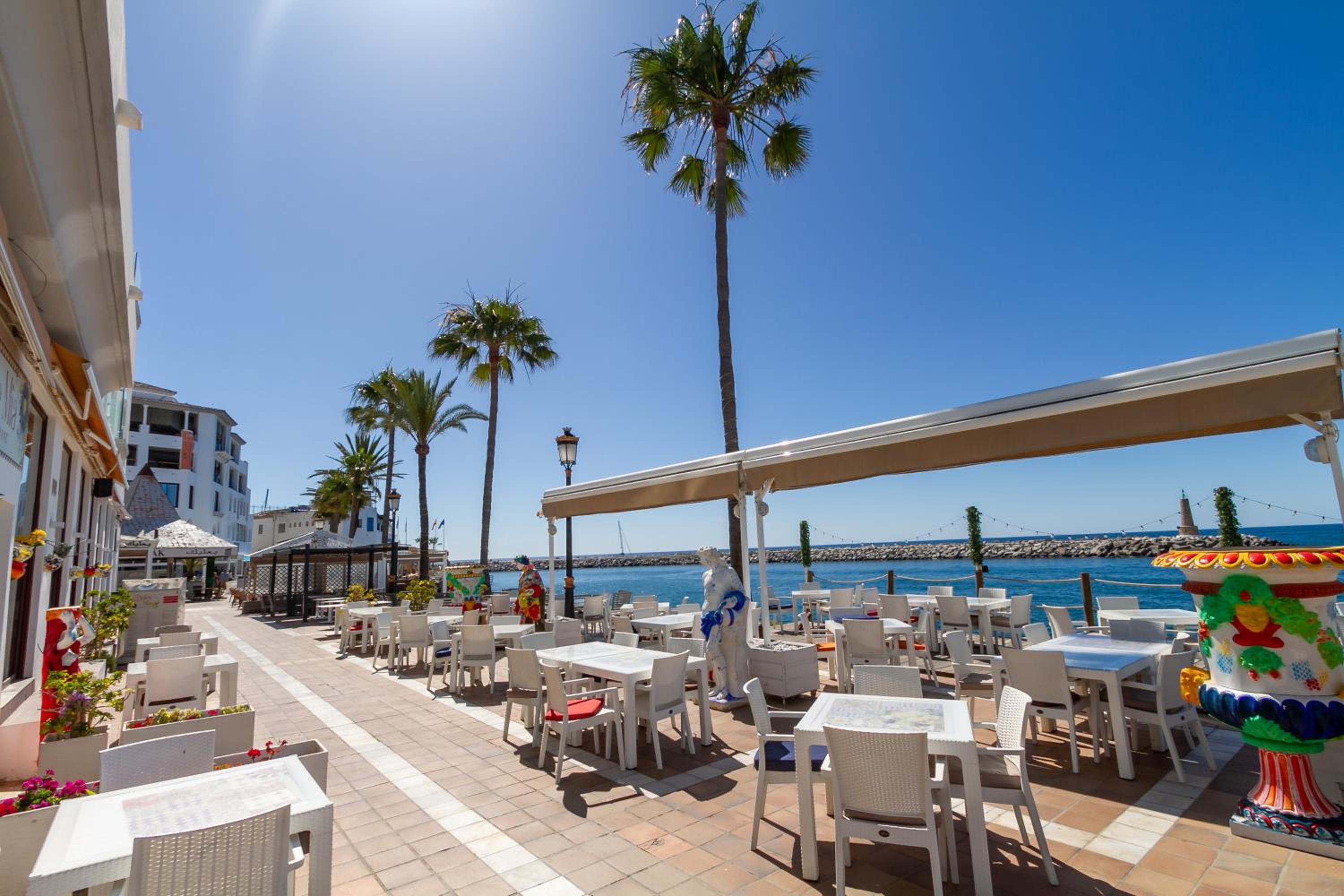 MARBELLA BANUS SUITES - Harbour Seafront Apartment