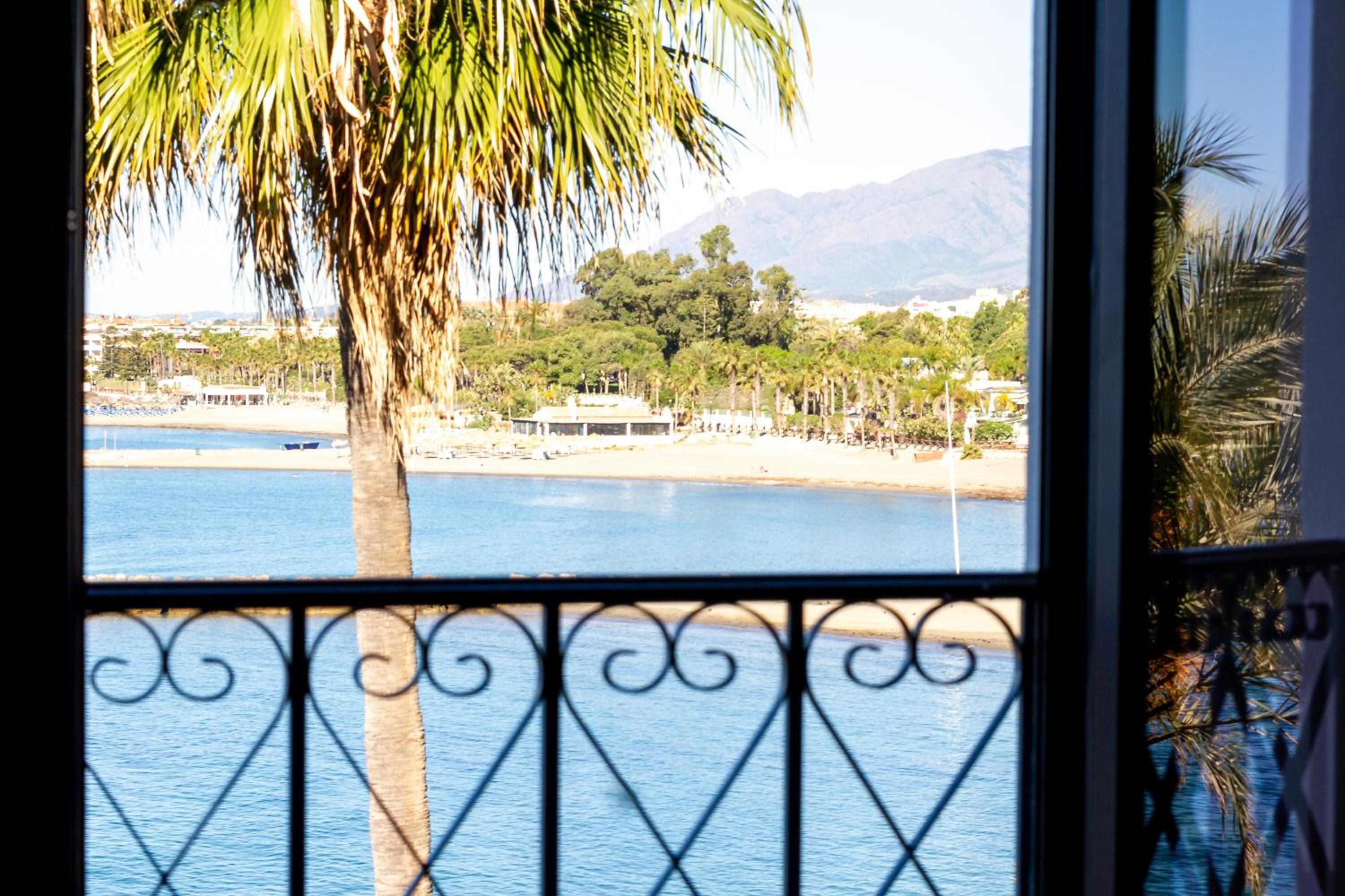 MARBELLA BANUS SUITES - Harbour Seafront Apartment
