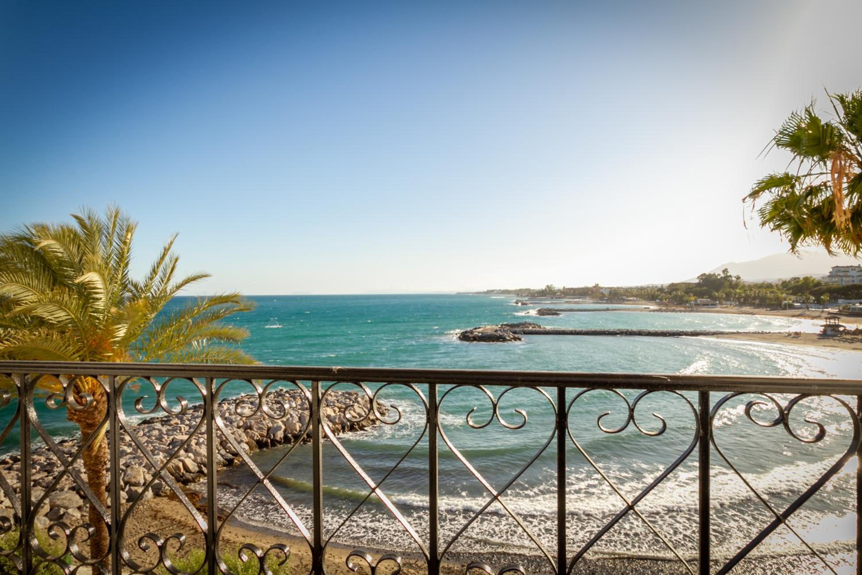 MARBELLA BANUS SUITES - Harbour Seafront Apartment