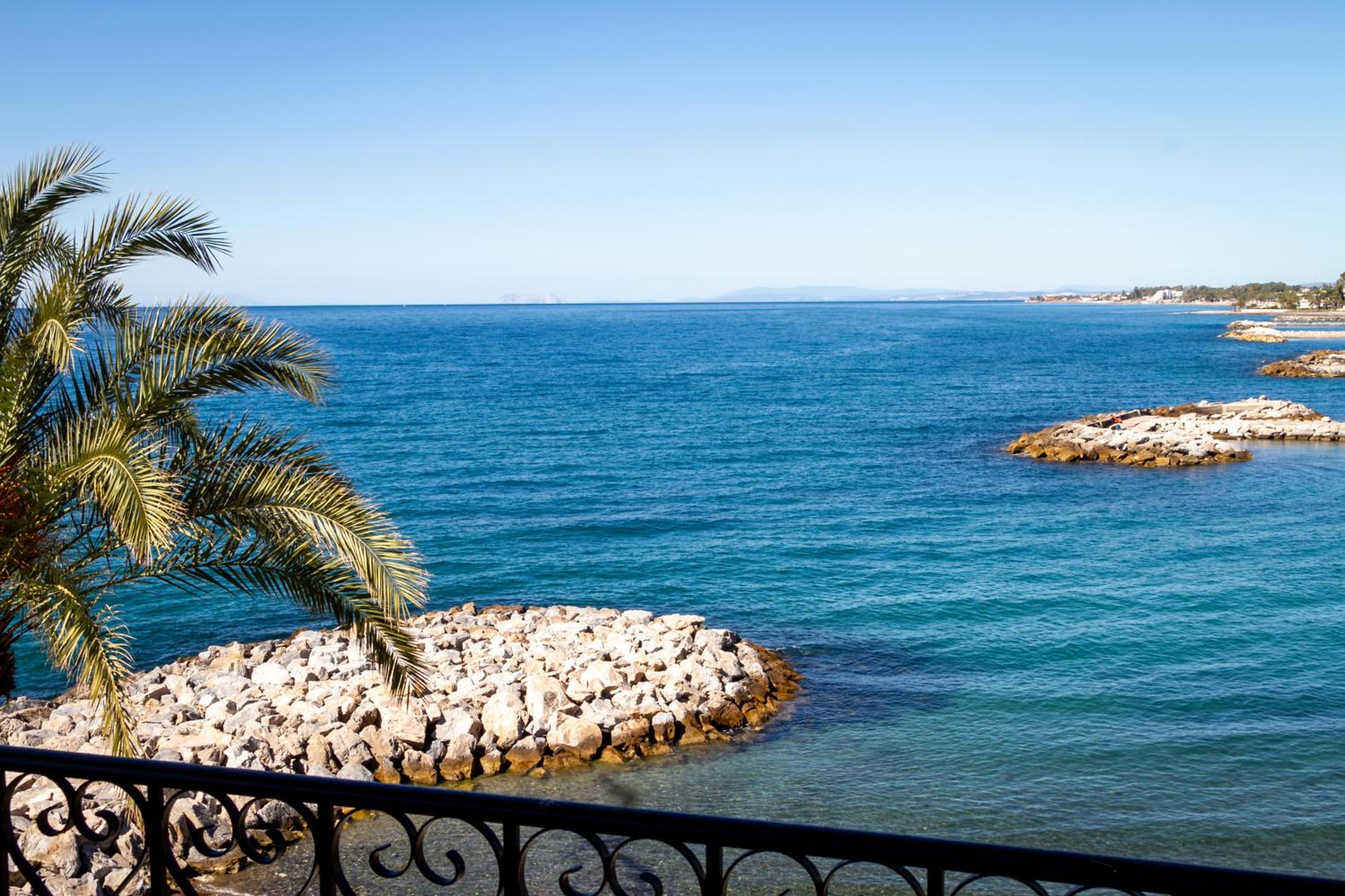 MARBELLA BANUS SUITES - Harbour Seafront Apartment