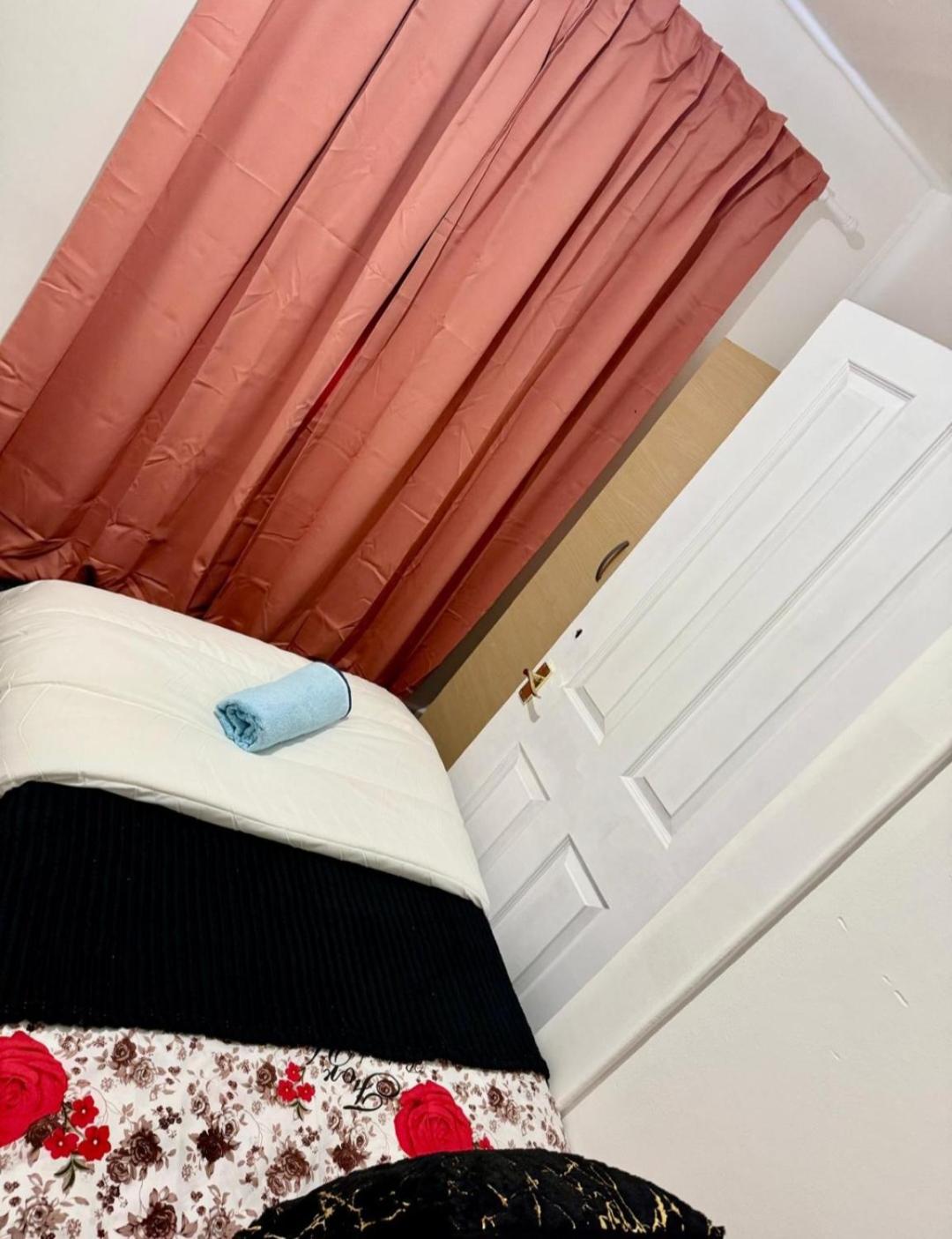 London House near Greenwich, Free Parking, Free WIFI