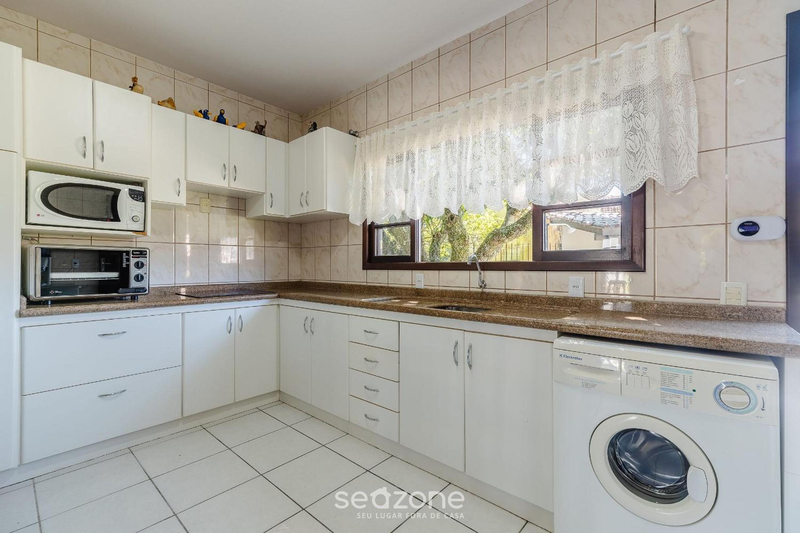3BR Home w/ BBQ 140m from the beach RAE0126