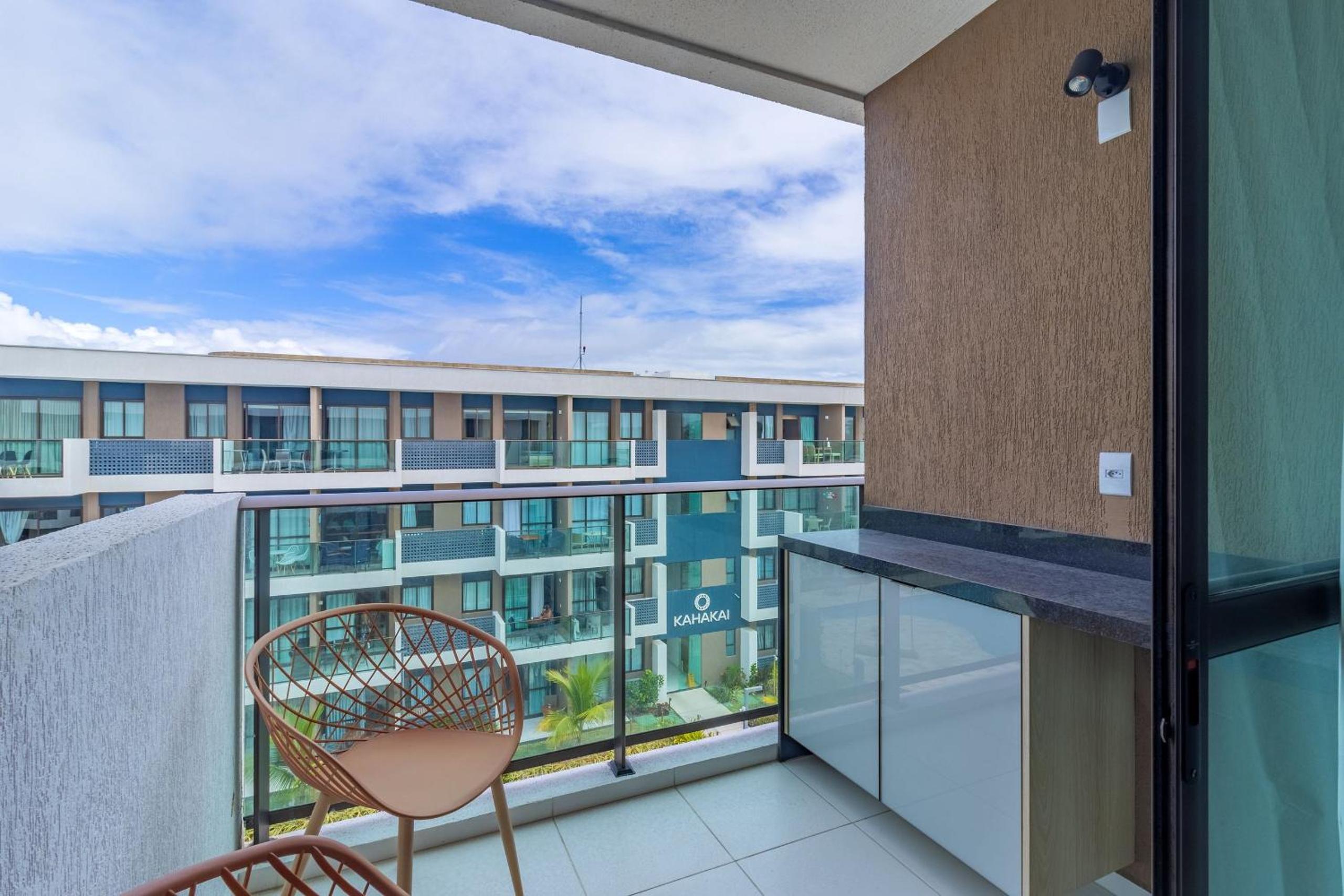 Makia Beach #D307 - Flat com varanda por Carpediem