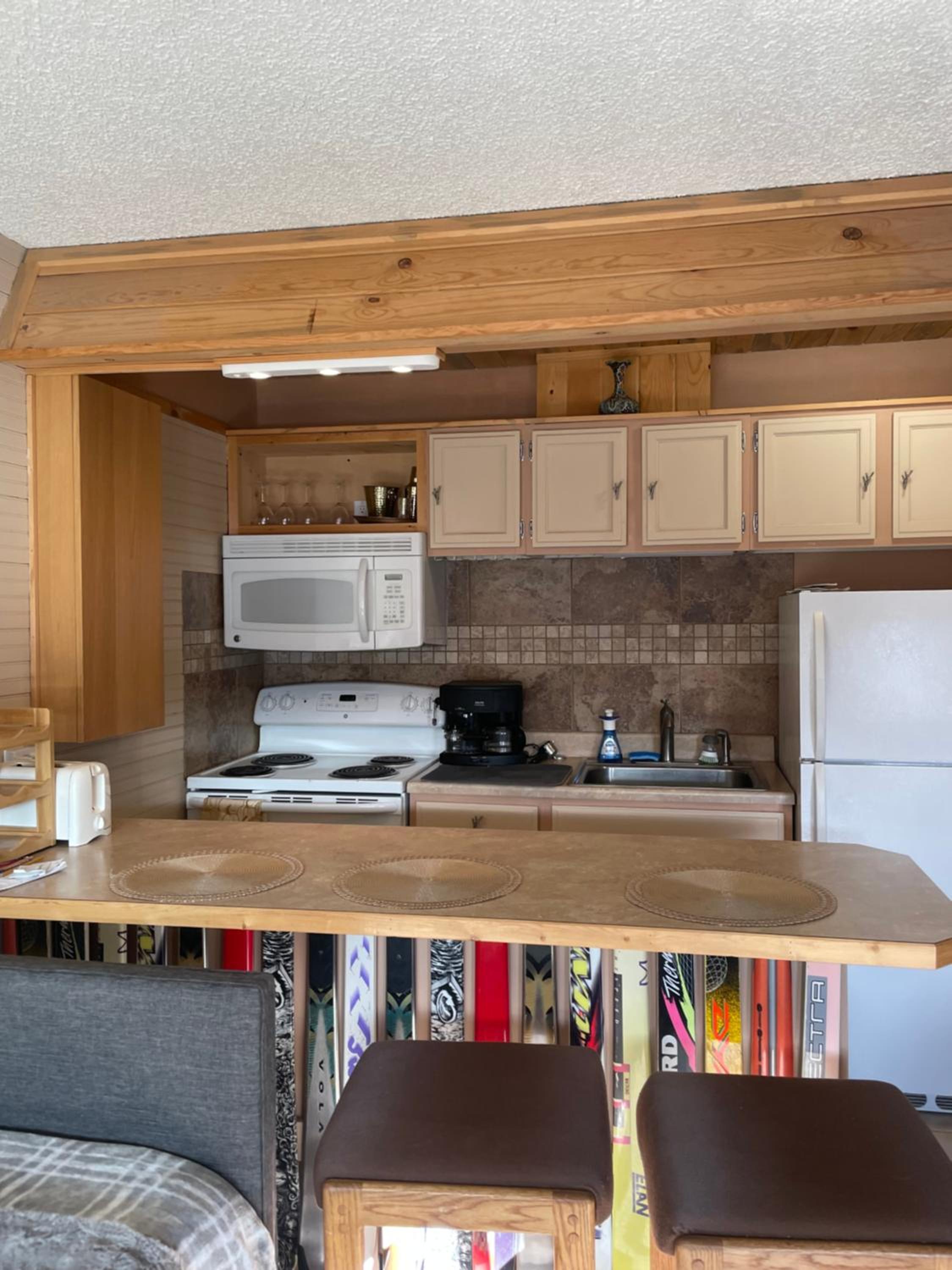 Riverfront Retreat Just 7 Minutes from the Resort, with a Hot Tub and Pool walk to downtown