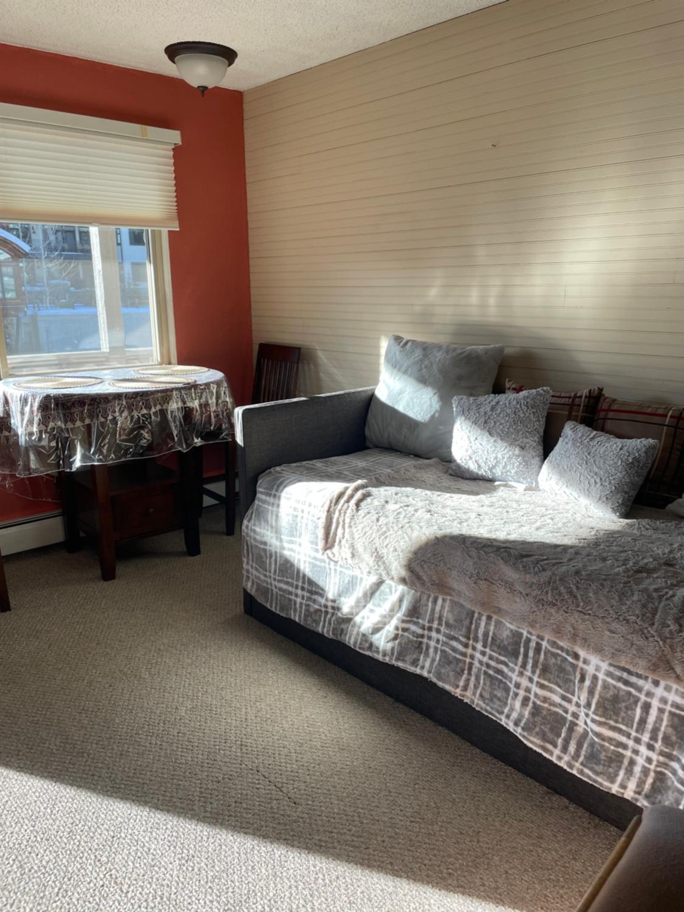 Riverfront Retreat Just 7 Minutes from the Resort, with a Hot Tub and Pool walk to downtown