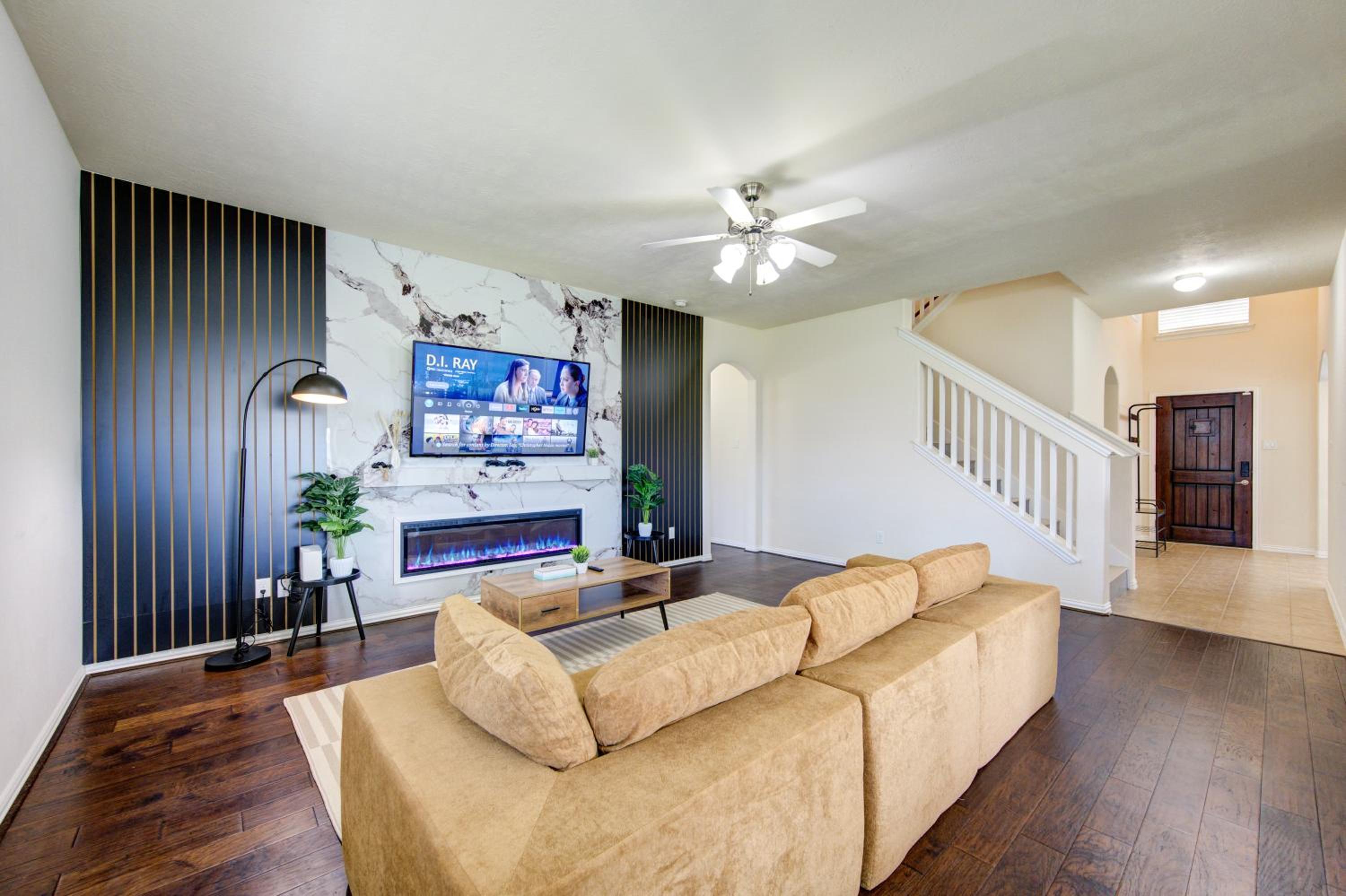 Elegant Retreat at Katy Houston, 2330 sf, 4 Bedroom 2 and Half Baths, Game Room, King Bed, BBQ, Located near Katy Asian Town, Typhoon Waterpark