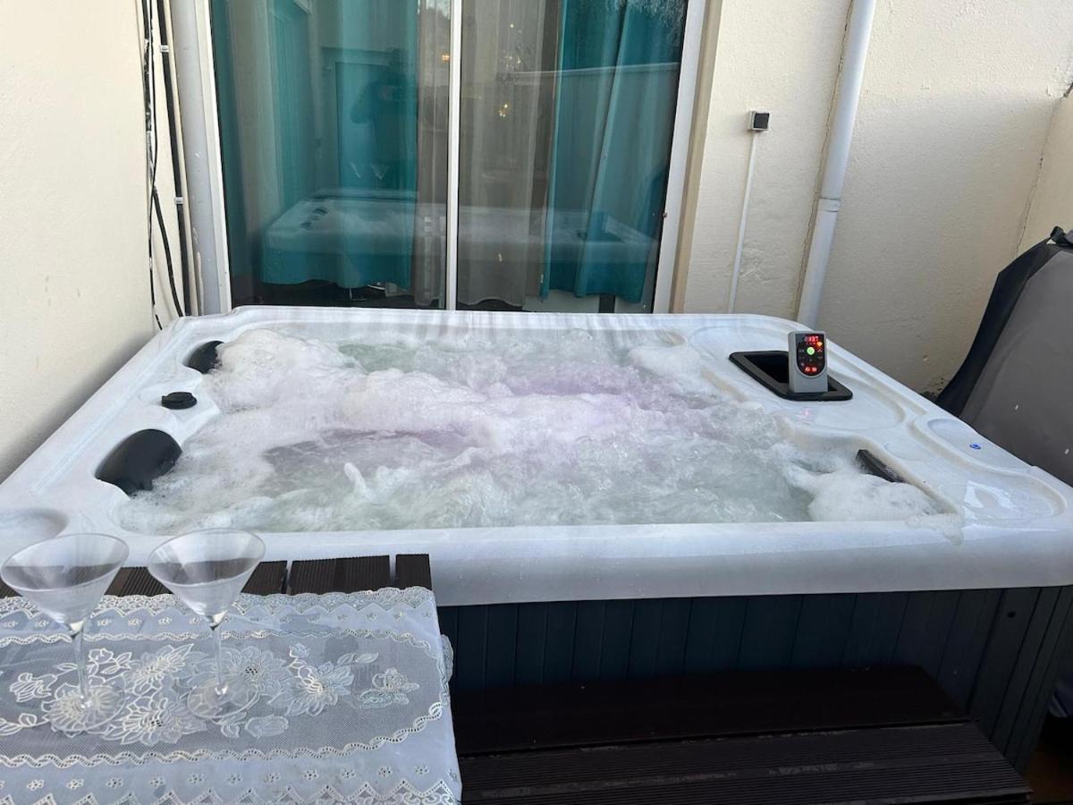 Villa Maxonale près de Paris avec Piscine Chauffée, Sauna et Jacuzzi